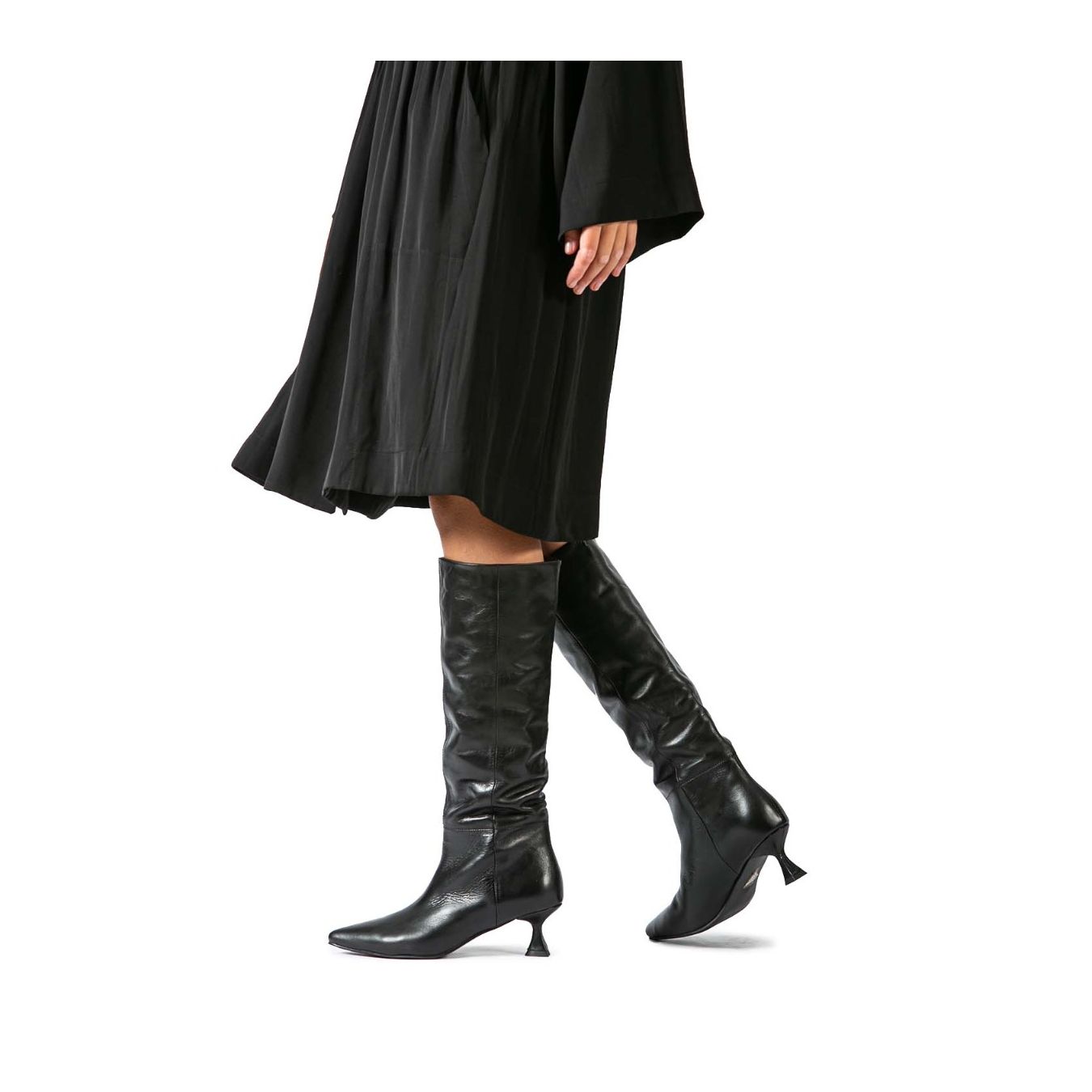 stivali tacco rocchetto in pelle nera  indossati