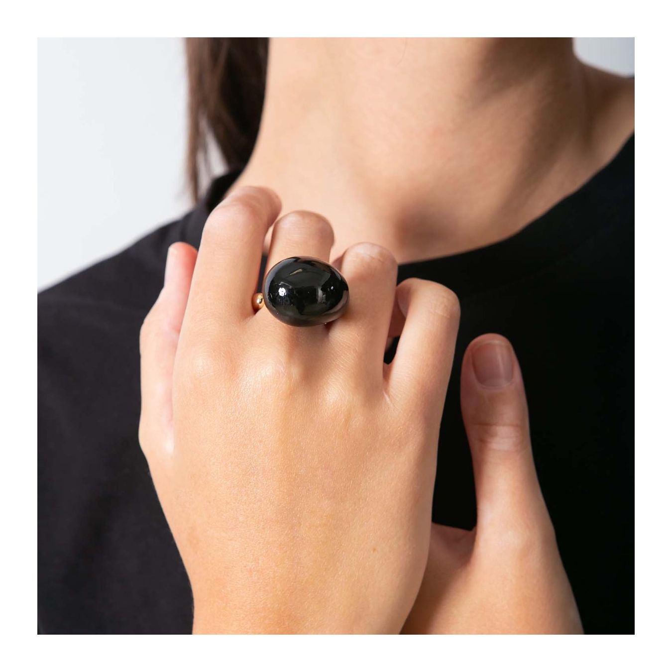 anello in ottone e pietra nera  indossato da davanti
