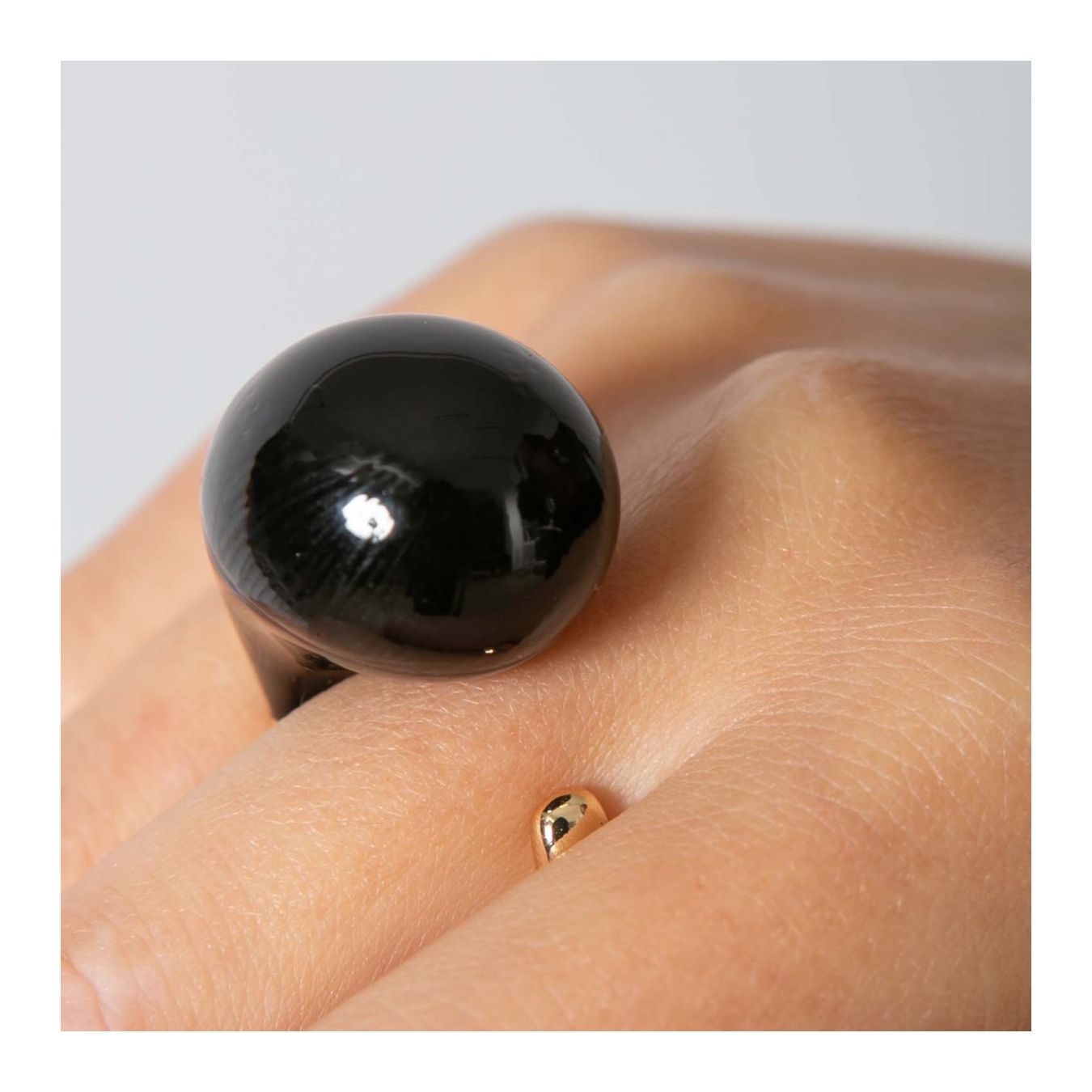 anello in ottone e pietra nera  indossato lato