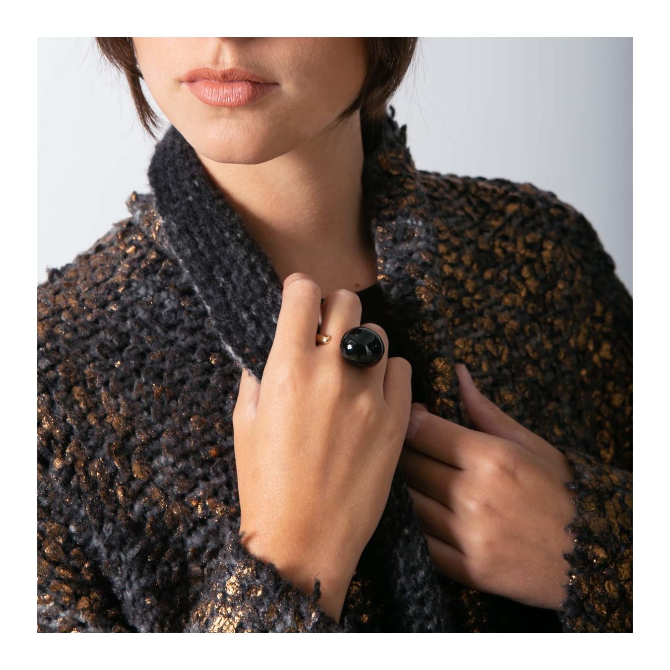 anello in ottone e pietra nera  indossato