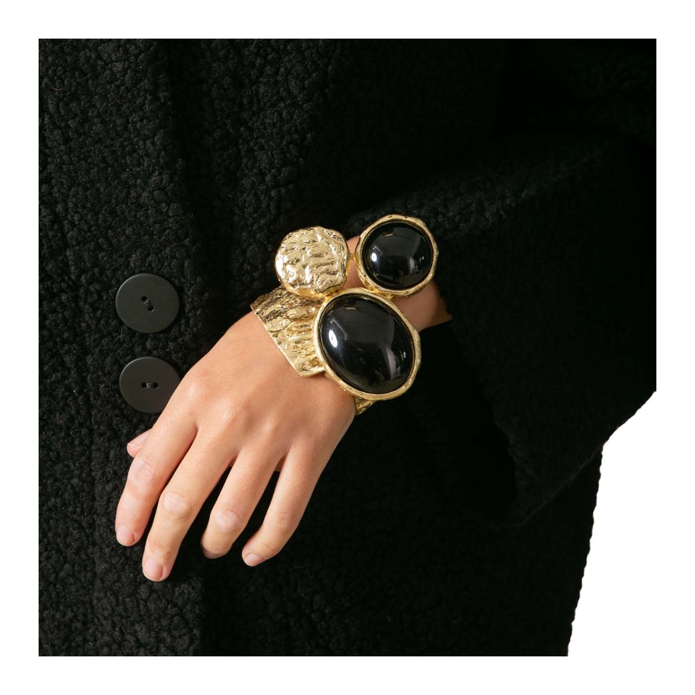 bracciale in ottone e pietre nere indossato