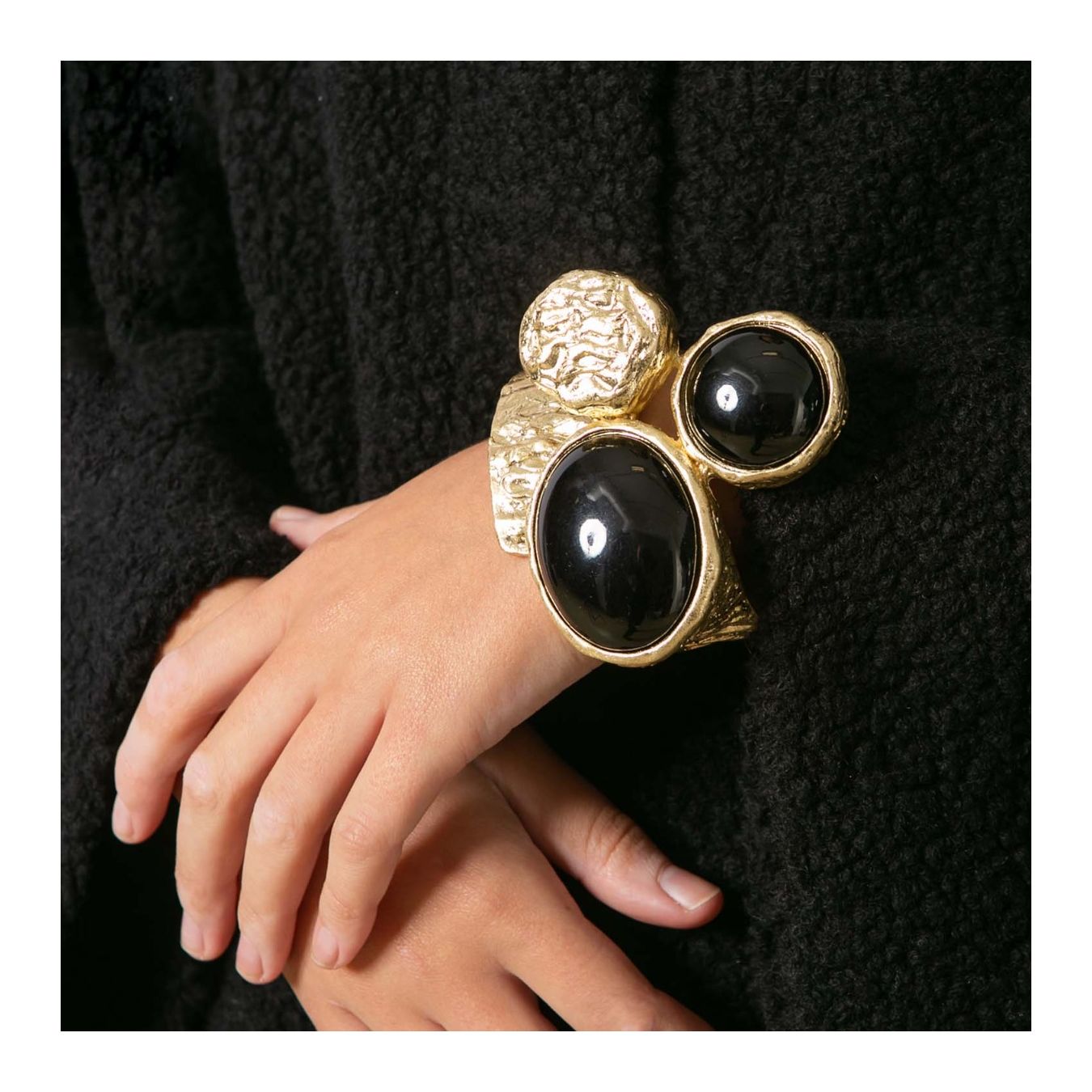 bracciale in ottone e pietre nere indossato davanti