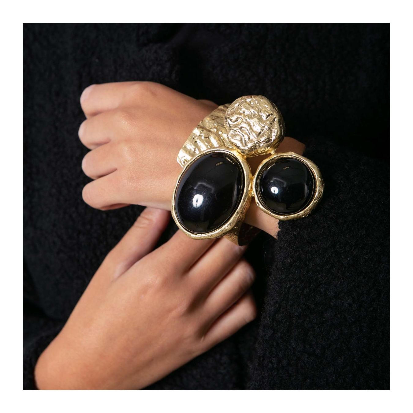 bracciale in ottone e pietre nere indossato