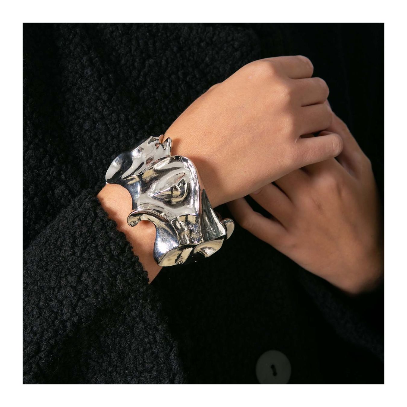 bracciale rigido in argento indossato