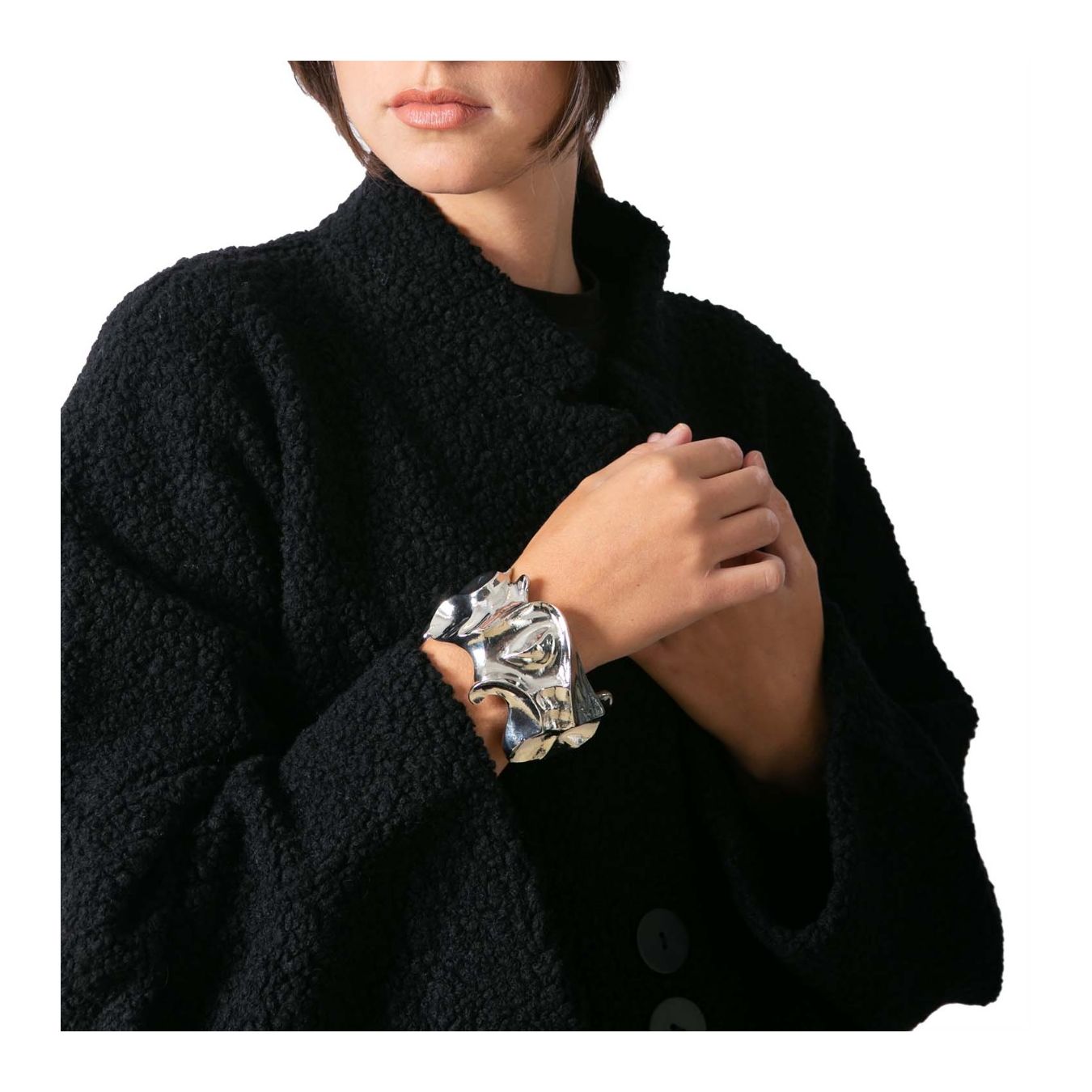 bracciale rigido in argento indossato davanti