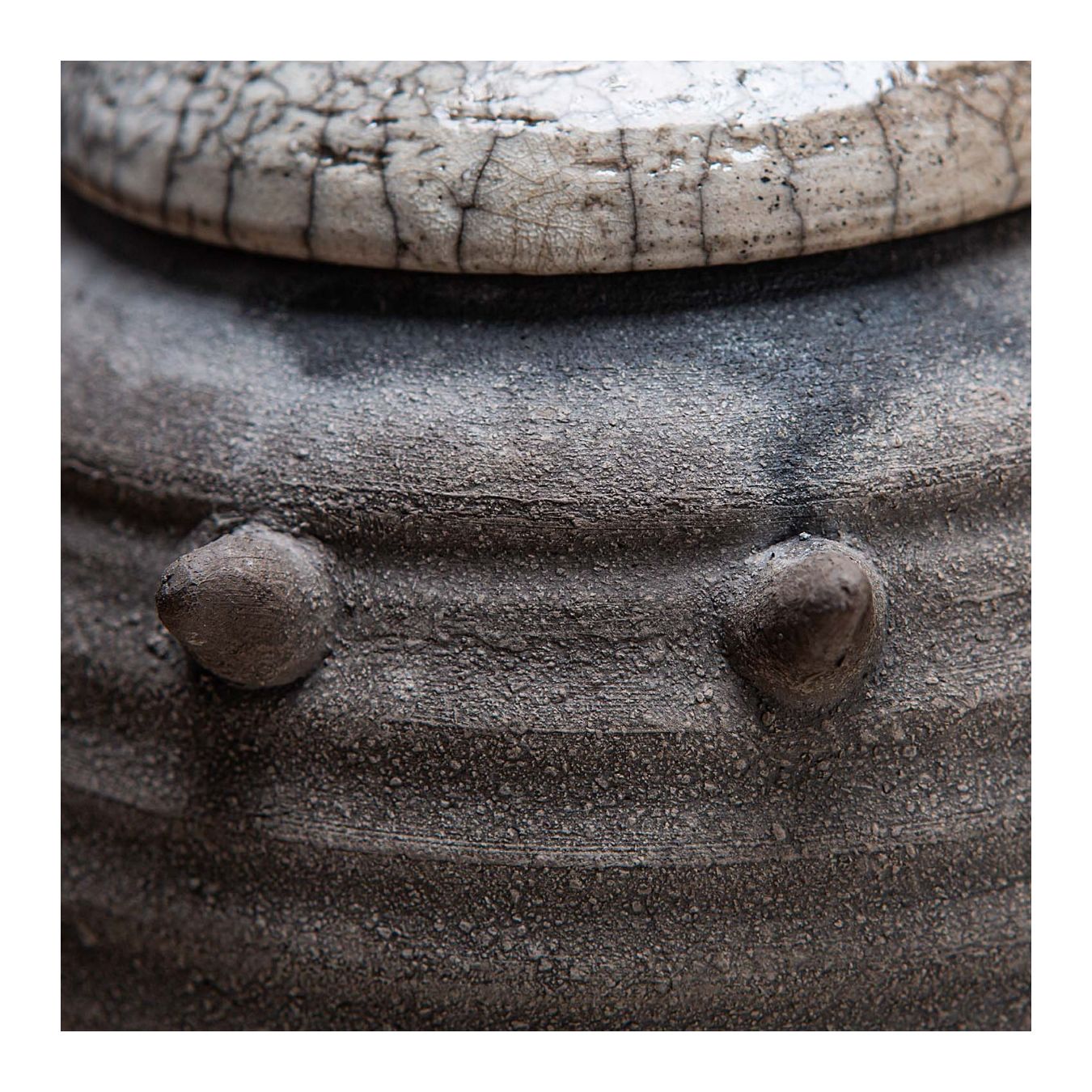 KARIN LINDSTRO ceramica Raku vaso SPIKY dettagli