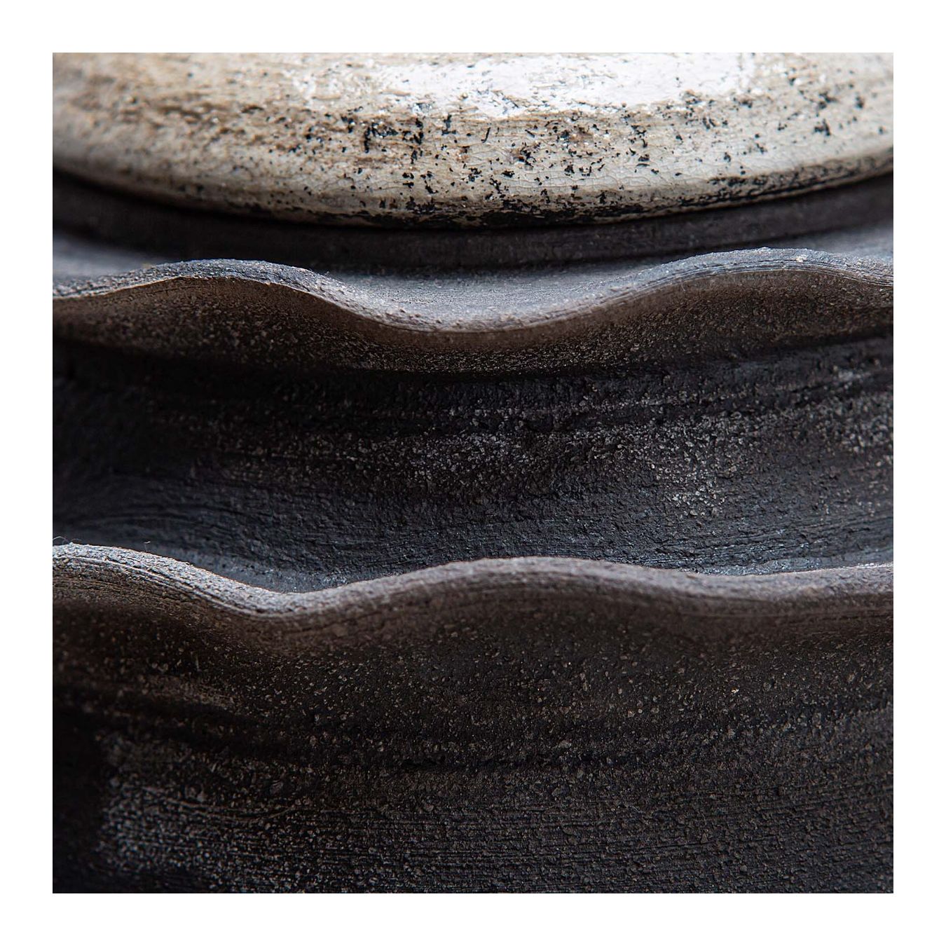 KARIN LINDSTROM ceramica Raku vaso WAVES dettagli