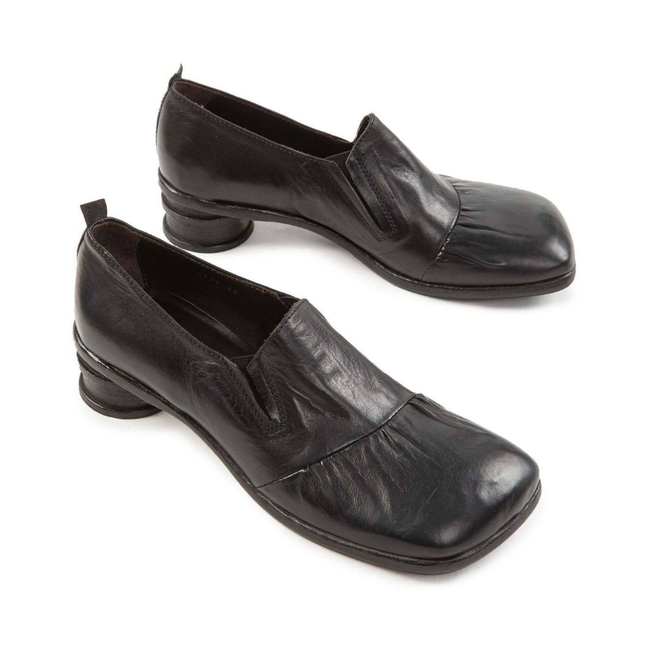 mocassino tacco tondo in pelle nera lato