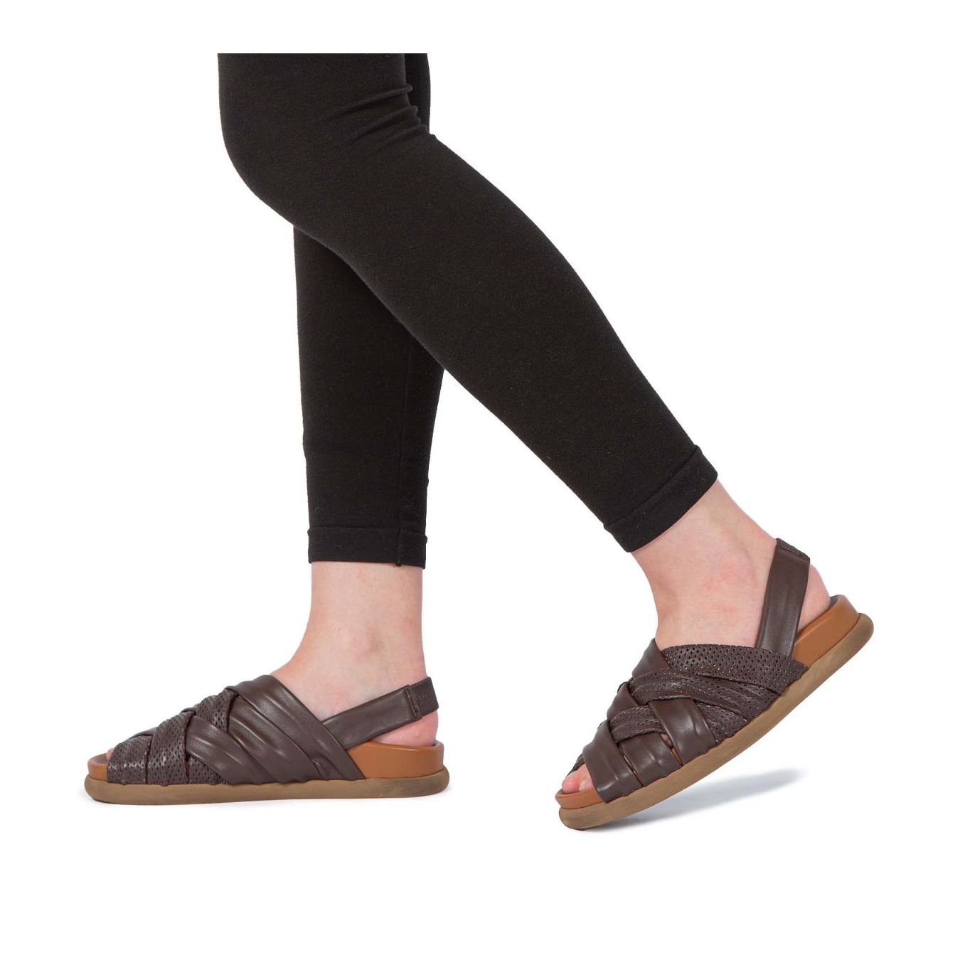 sabot AMELIE in pelle marrone indossati