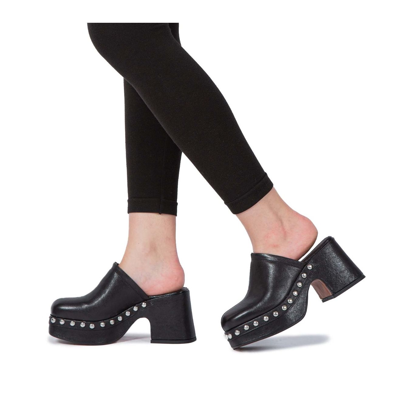 sabot con borchie in pelle nera suola indossate
