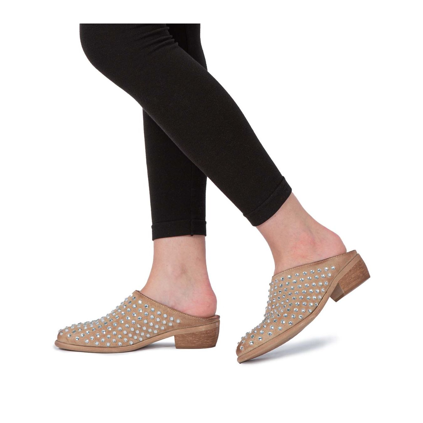 sabot con strass in camoscio beige indossate