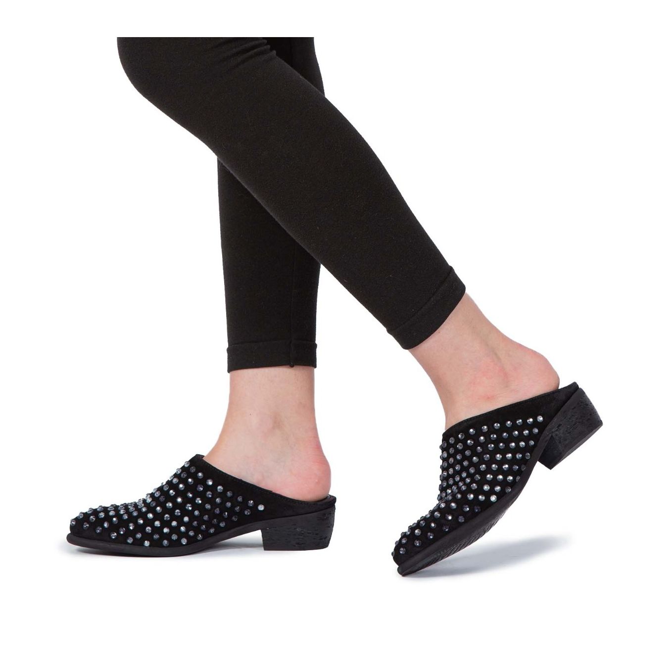 sabot con strass in camoscio nero indossate