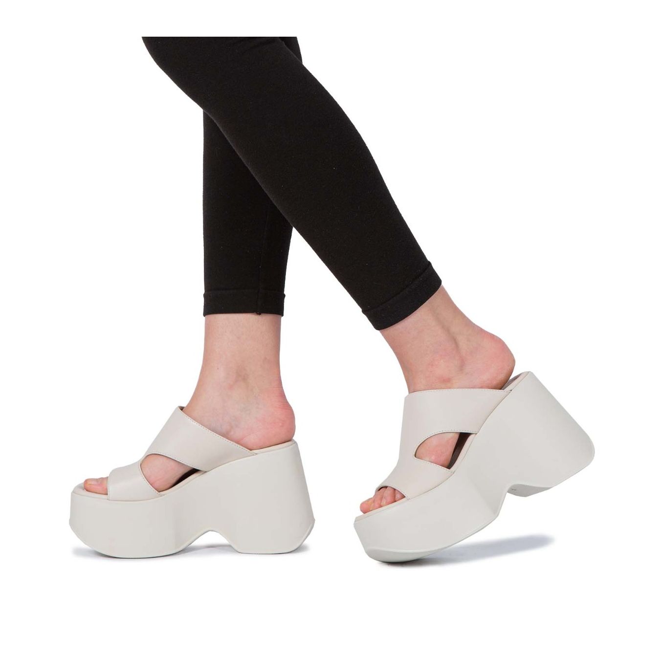 sabot zeppa in pelle panna indossate
