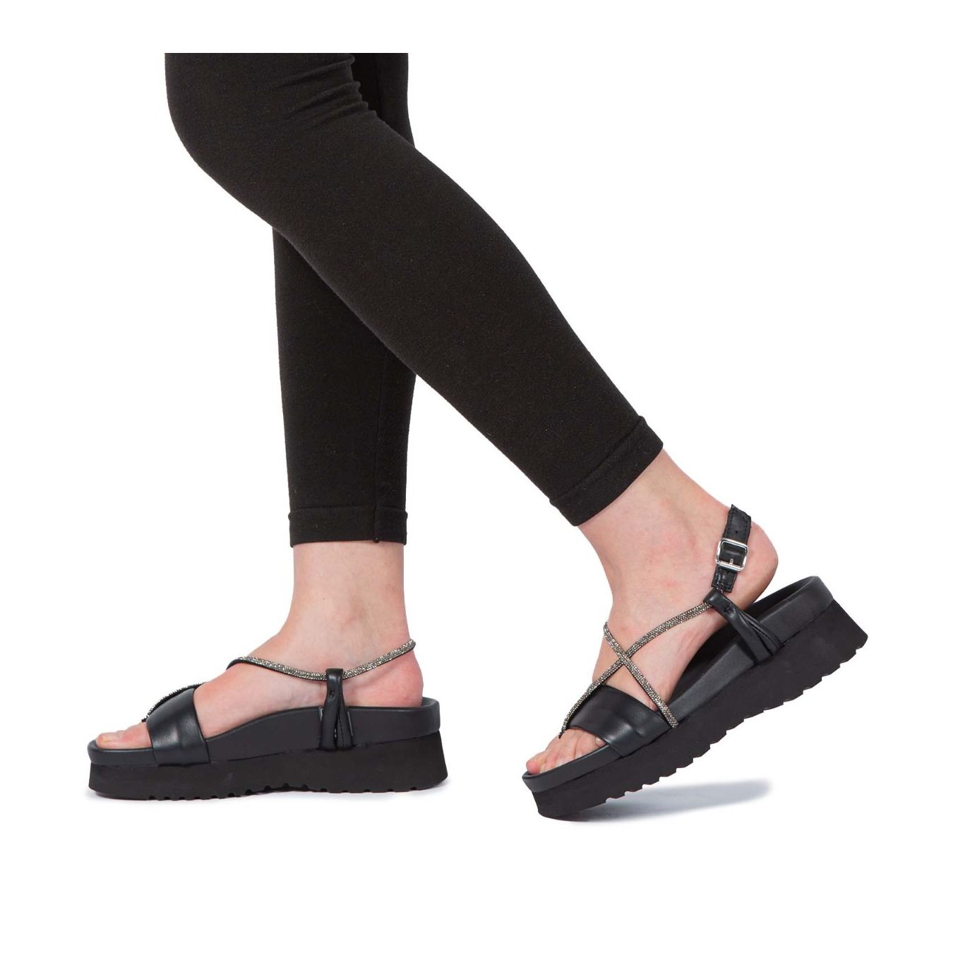 bonfanti sandali infradito YASU con strass indossati
