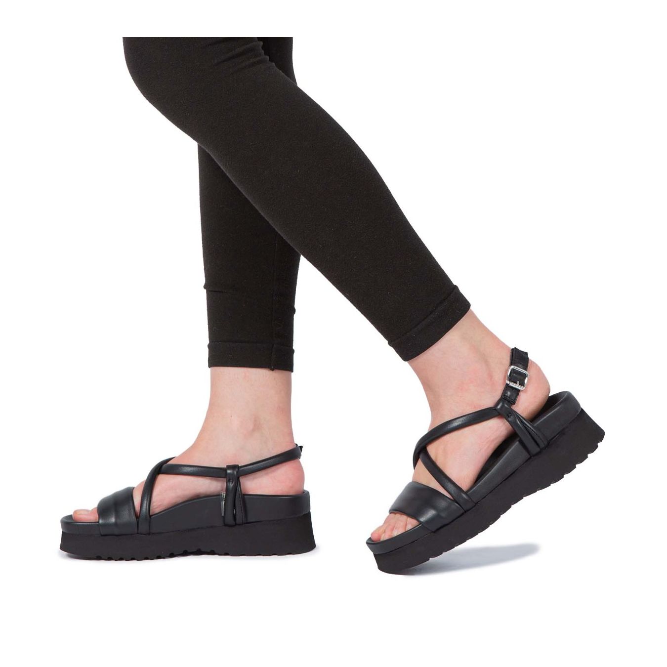 sandali JIL in pelle nera  indossati