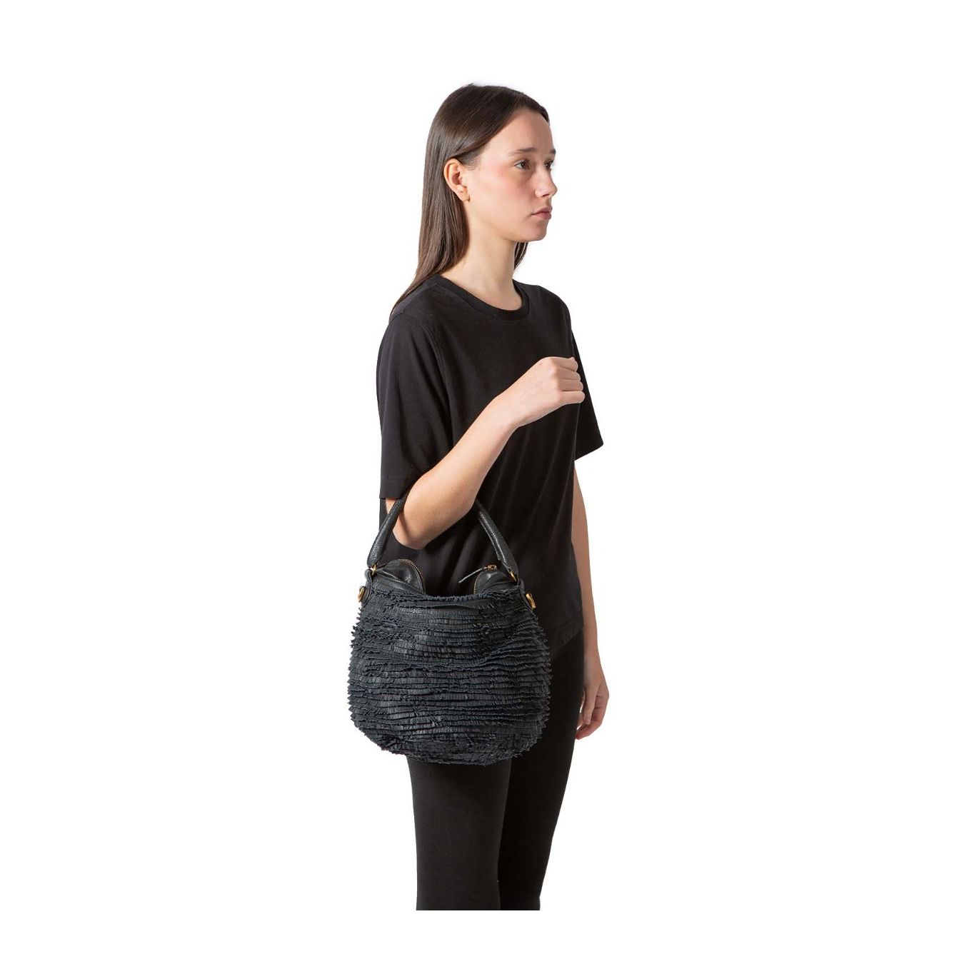 majo secchiello con frange in pelle nera borsa indossato