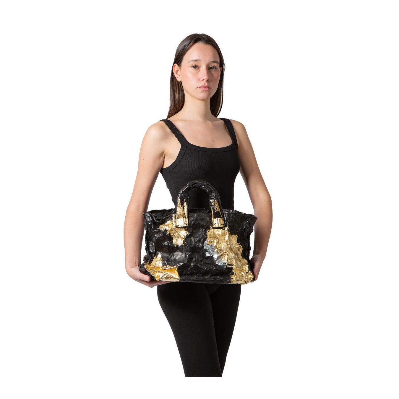 shopper ANIMA in pelle oro e nera indossata modella