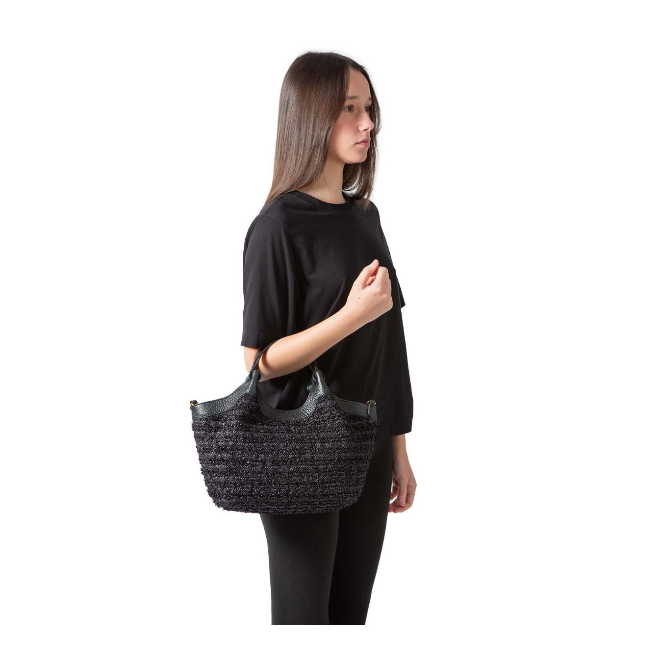 shopper DUA media in paglia nera gianni chiarini indossata