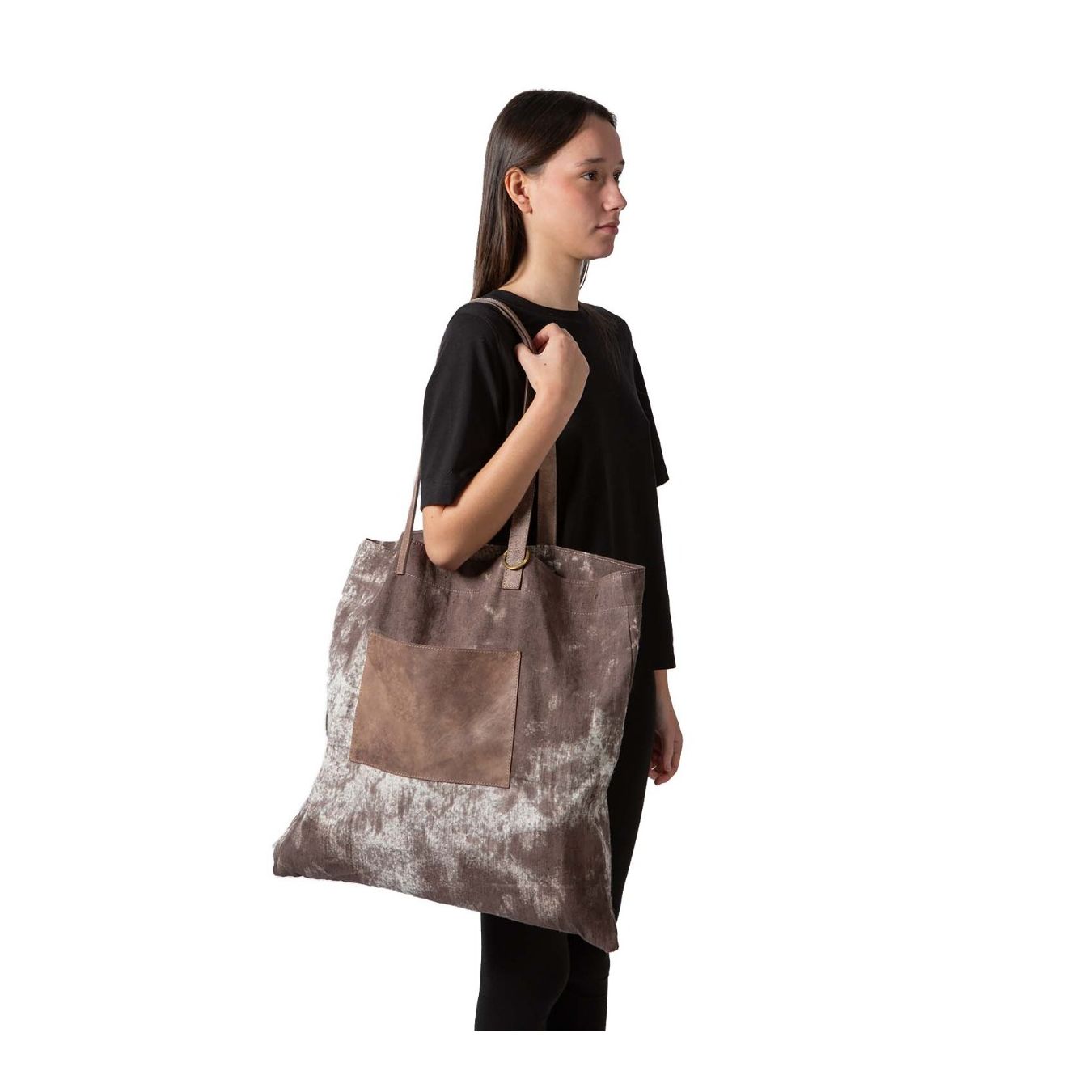 tagliovivo shopper HEMP in tessuto marrone indossata