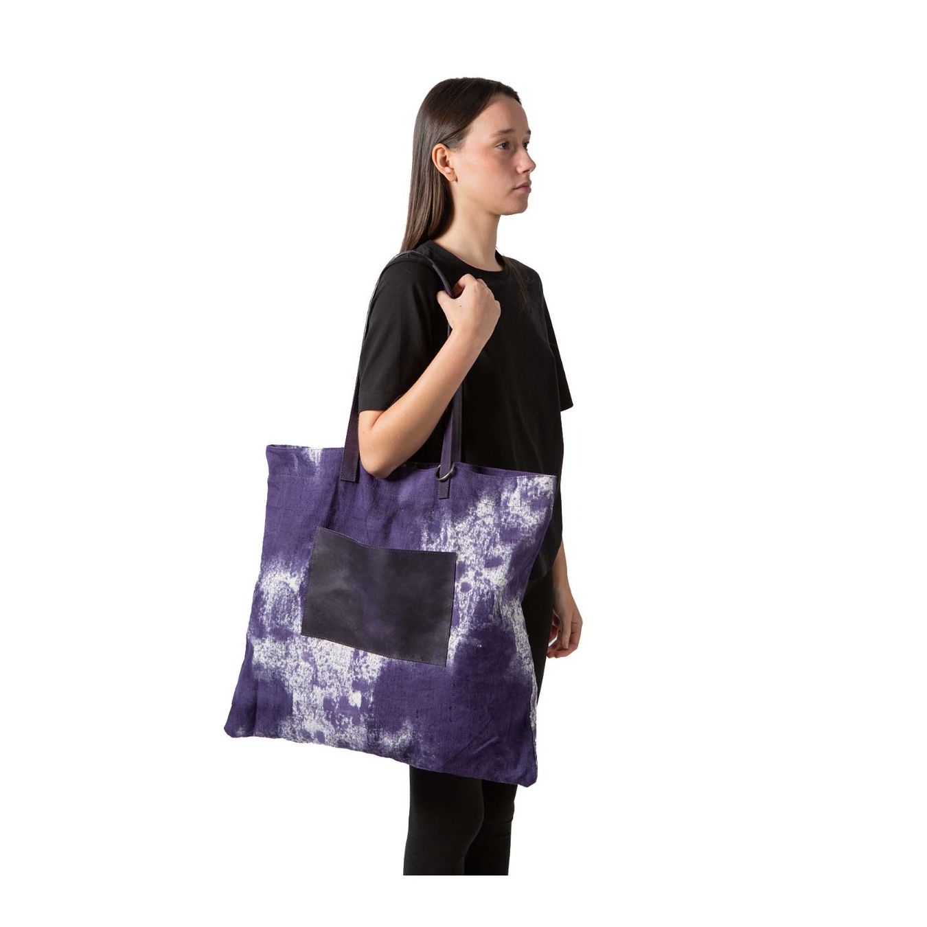 tagliovivo shopper HEMP in tessuto viola indossata