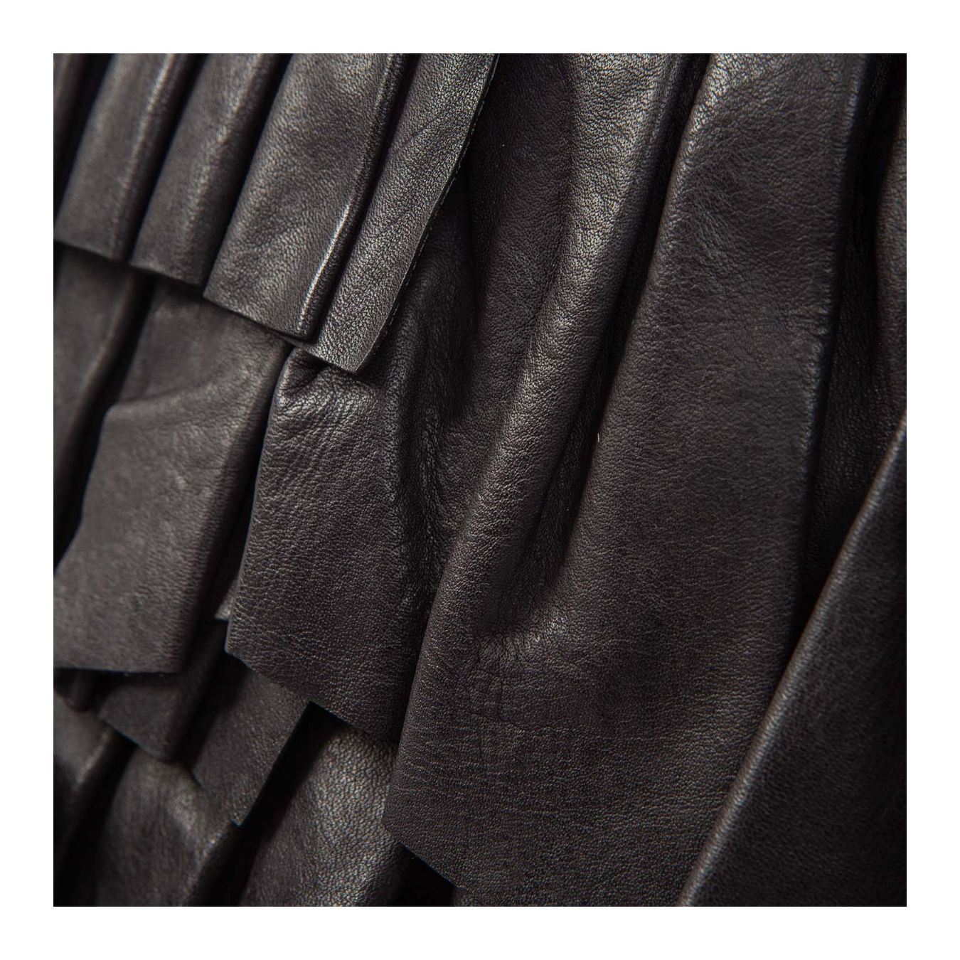 shopper piccola con rouches in pelle nera dettaglio pelle