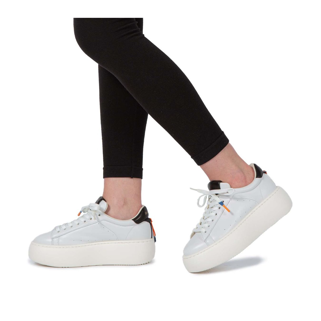 barracuda sneakers BOLLA in pelle bianca indossate