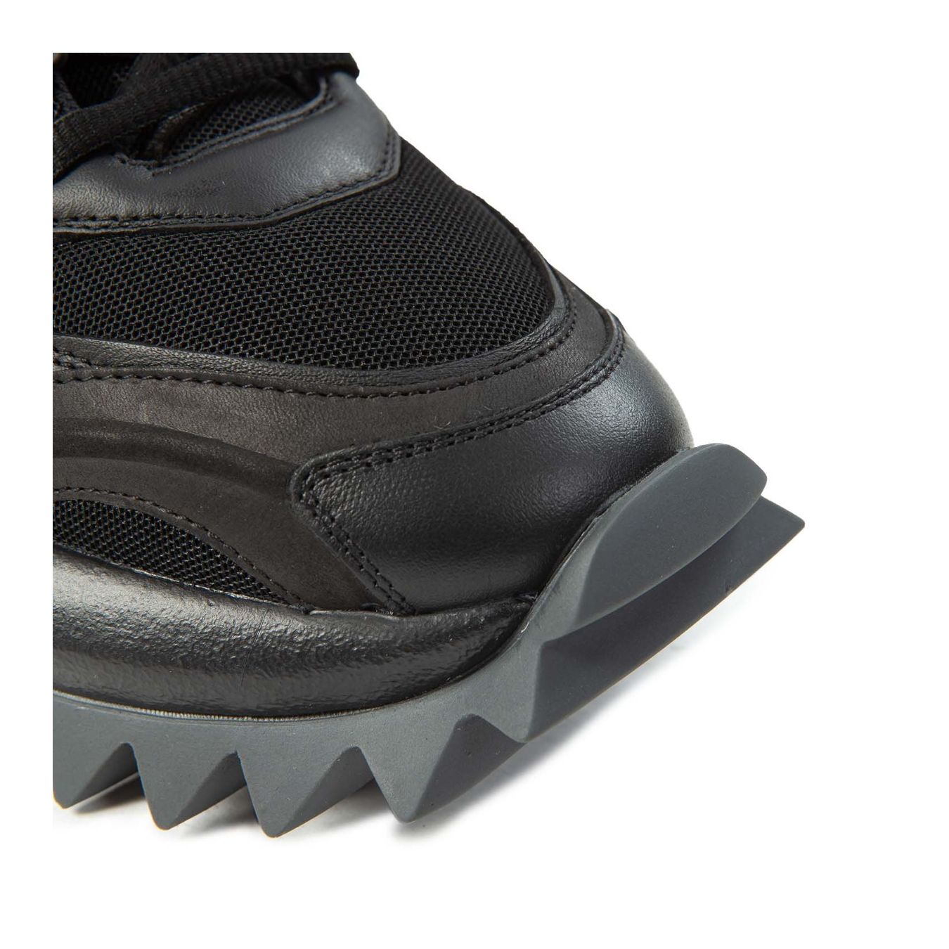 sneakers con carrarmato in pelle nera  punta