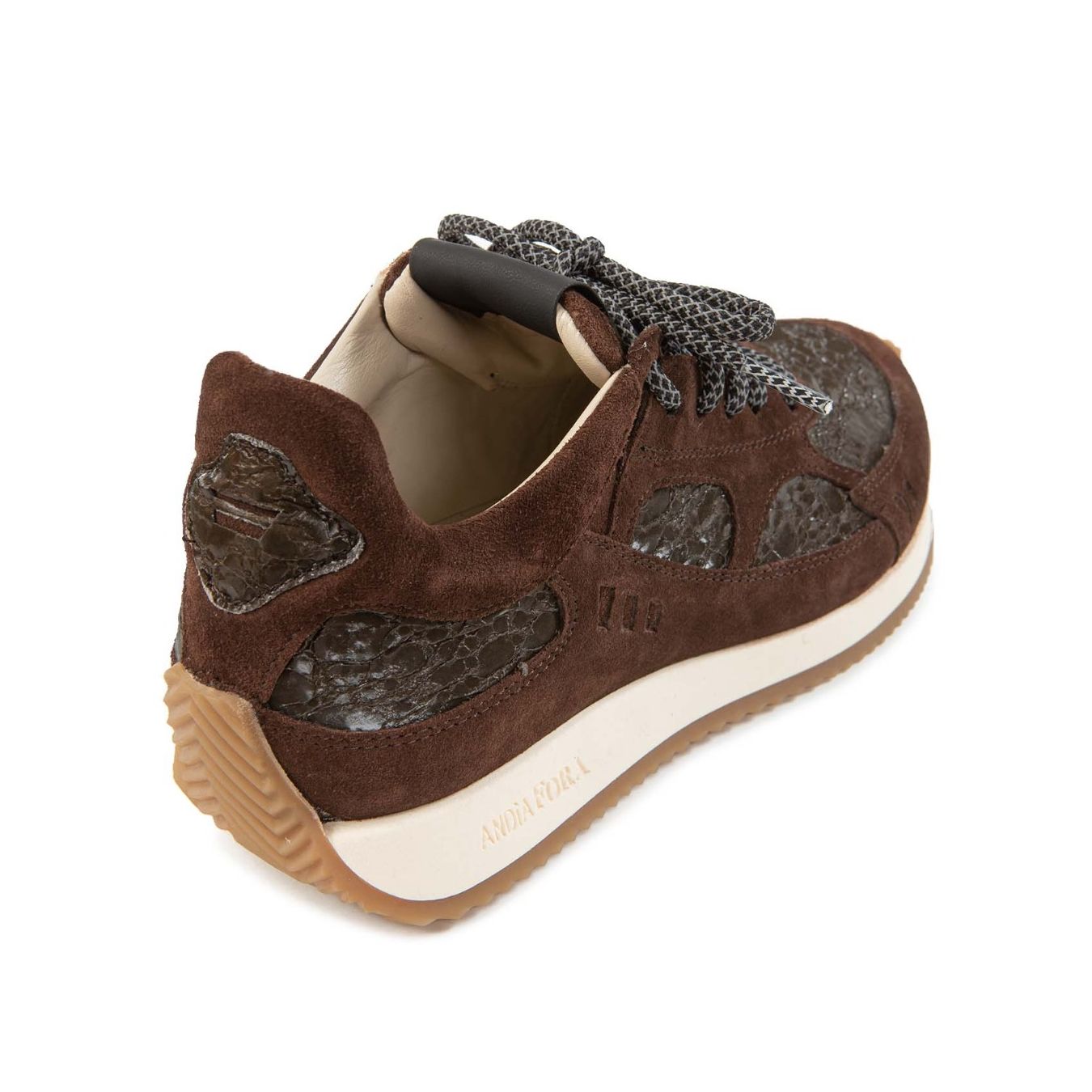 sneakers HOTY in camoscio marrone dettaglio