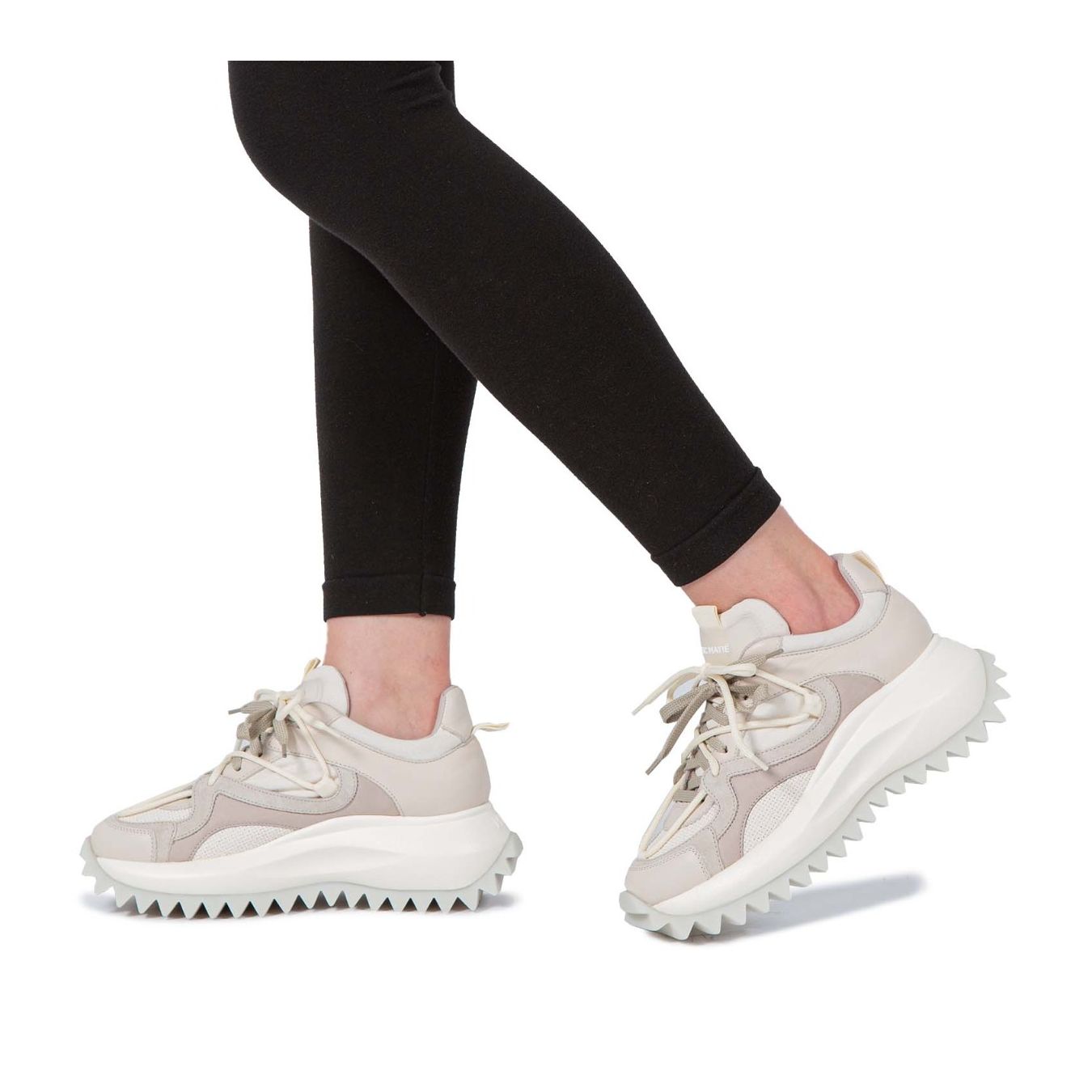 vic matiè sneakers in pelle nude fondo seghettato indossate