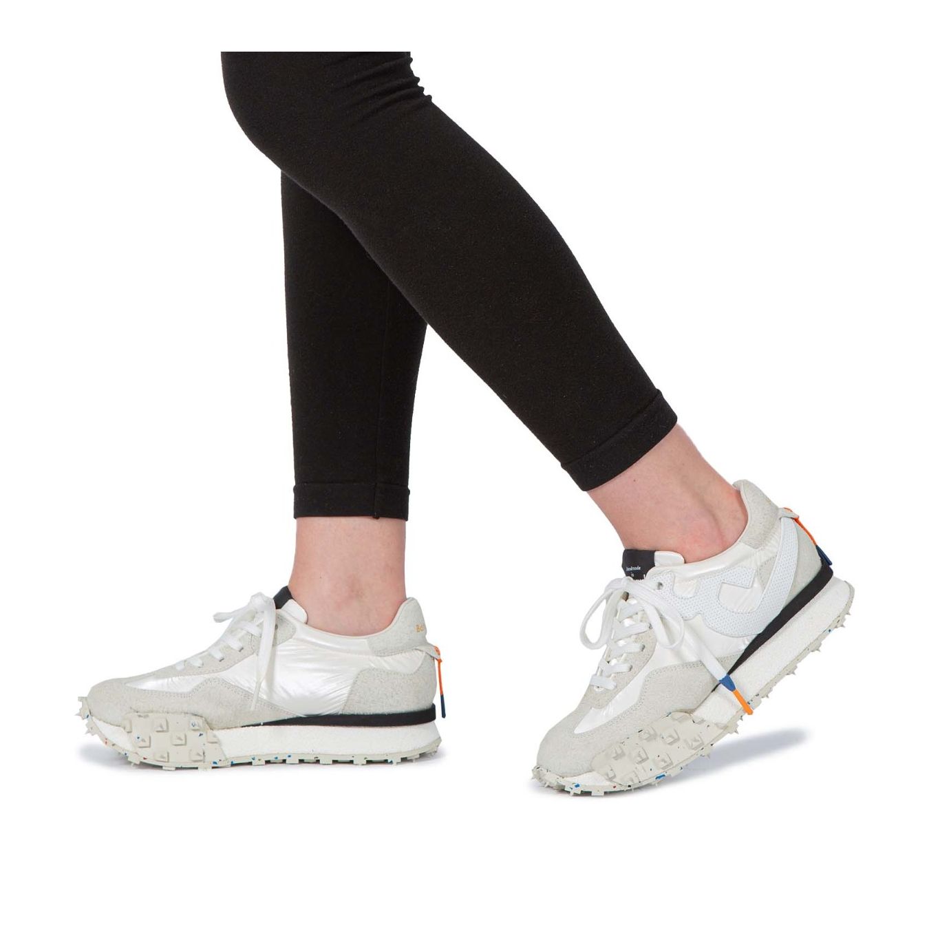 barracuda sneakers JOLT in pelle marmo indossate