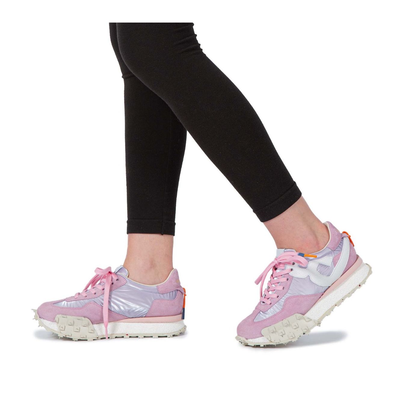 barracuda sneakers JOLT in tessuto e pelle rosa indossate