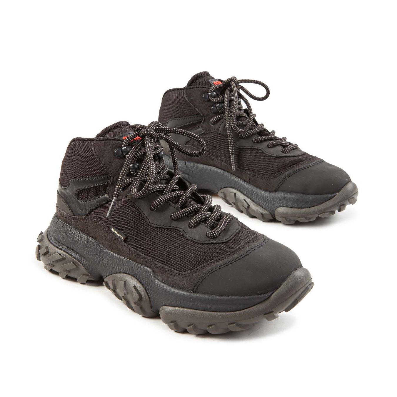 sneakers karst nere lato