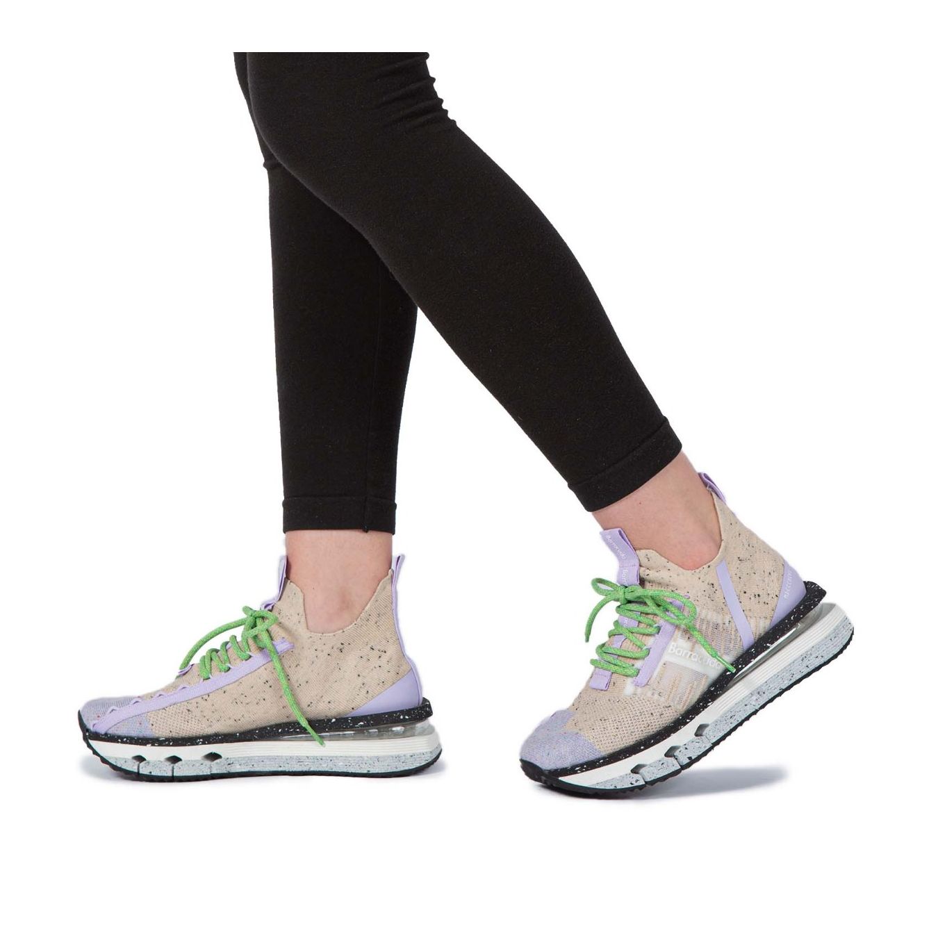 sneakers barracuda lavanda indossate
