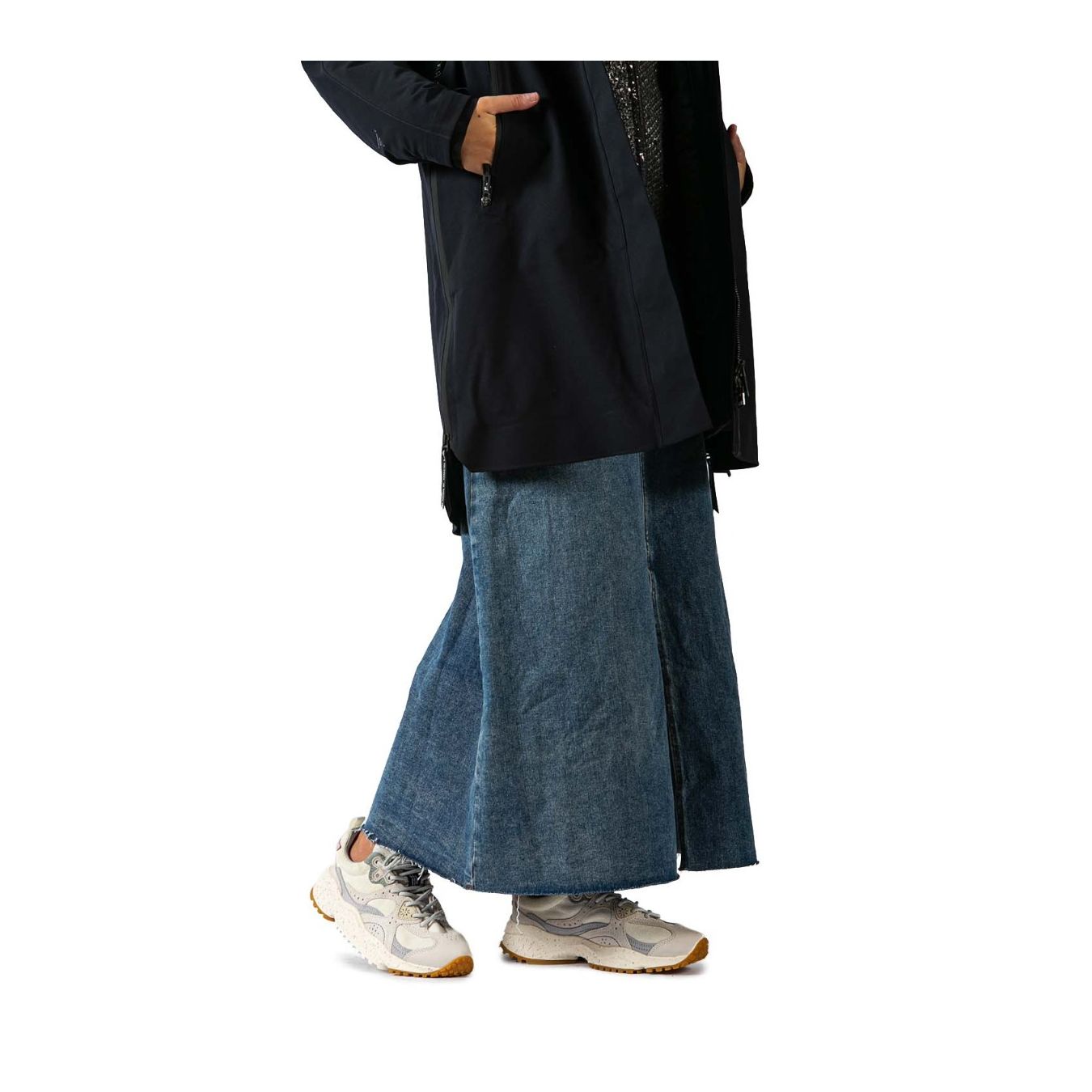 sneakers WAVE bianche indossate