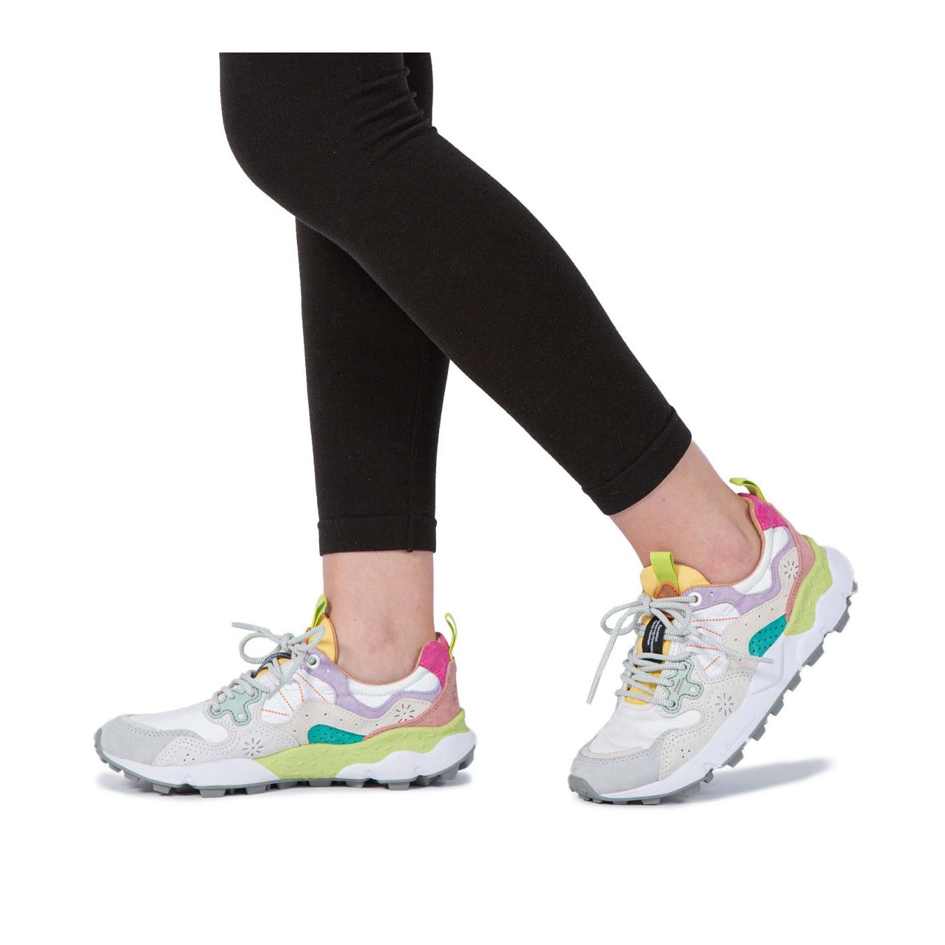 sneakers YAMANO con inserti lilla indossate