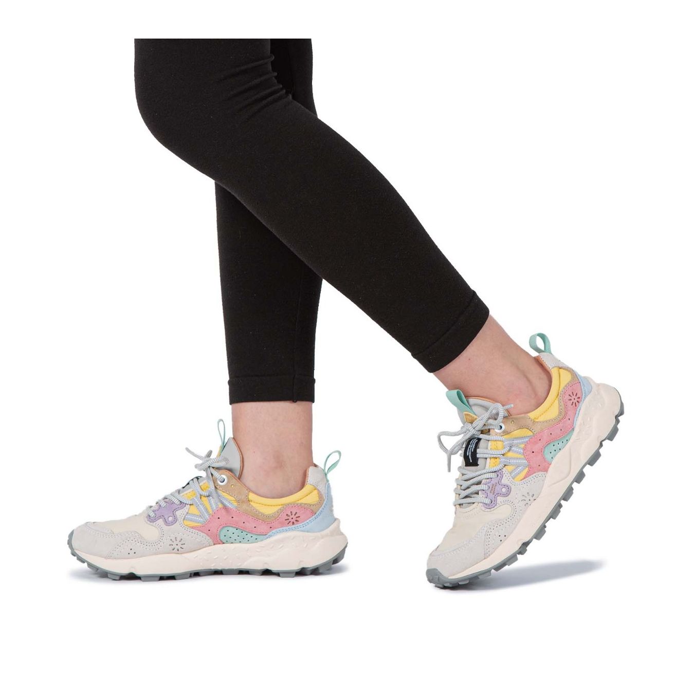 sneakers YAMANO con inserto rosa indossate