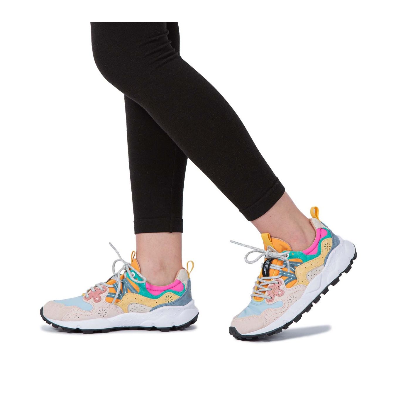 sneakers YAMANO in tessuto e camoscio multicolore indossate
