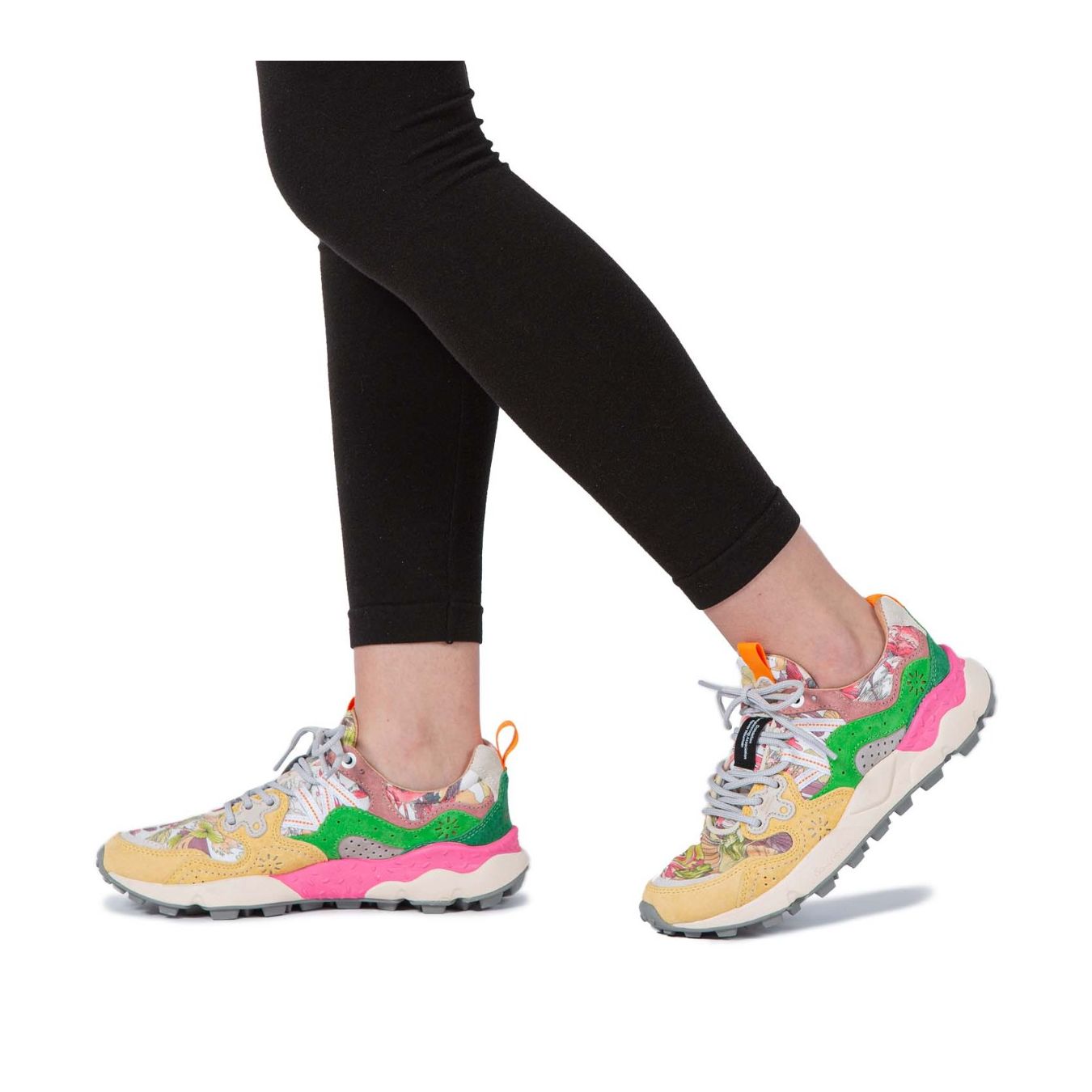 sneakers YAMANO in tessuto stampato indossate