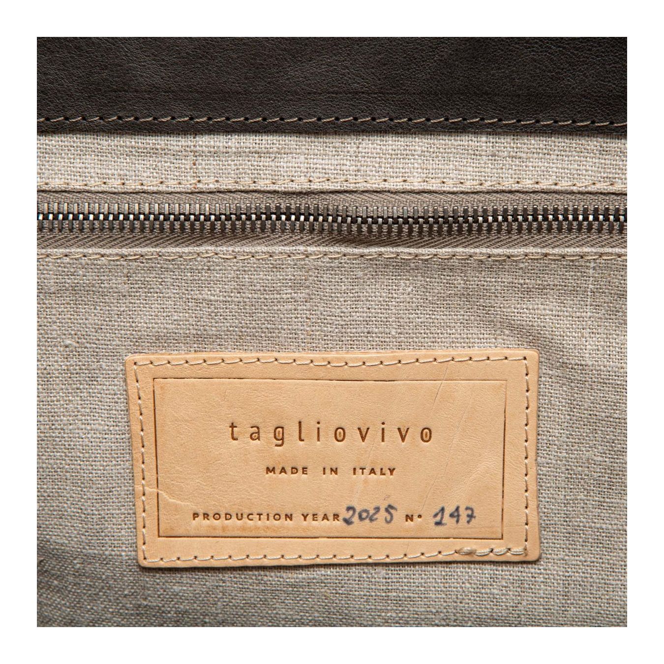 tagliovivo cartella SHOULDER L in pelle grigia dettagli
