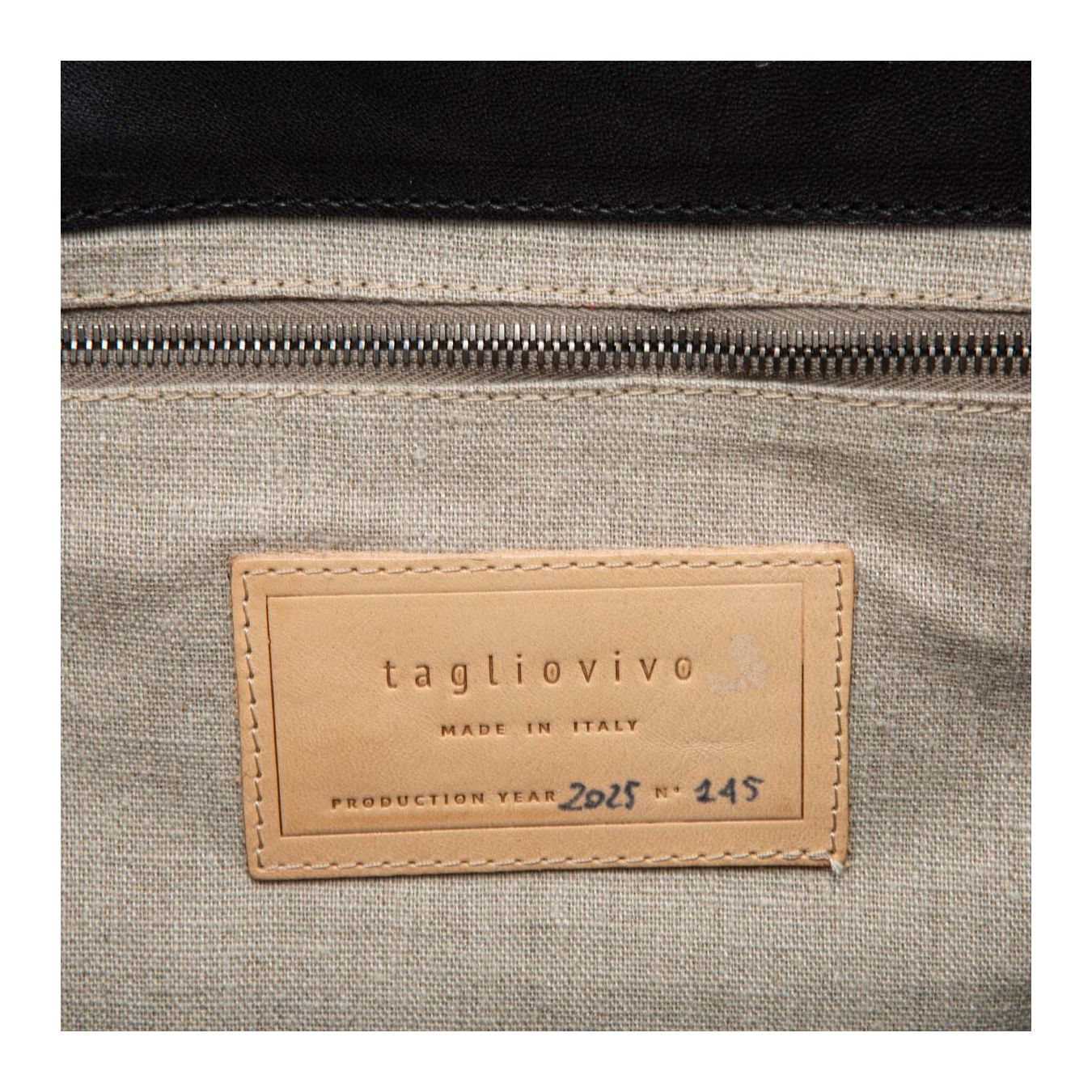 TAGLIOVIVO cartella SHOULDER L SOFT in pelle nera dettagli