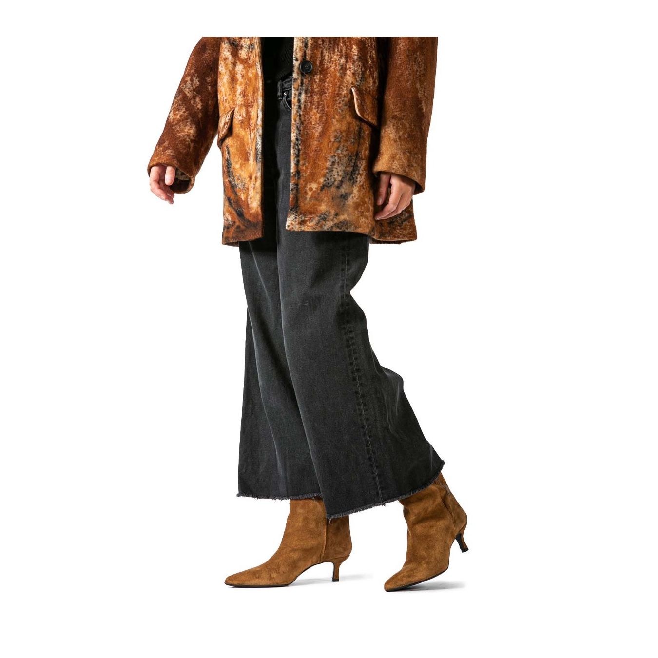 tronchetti tacco stiletto in camoscio beige indossati