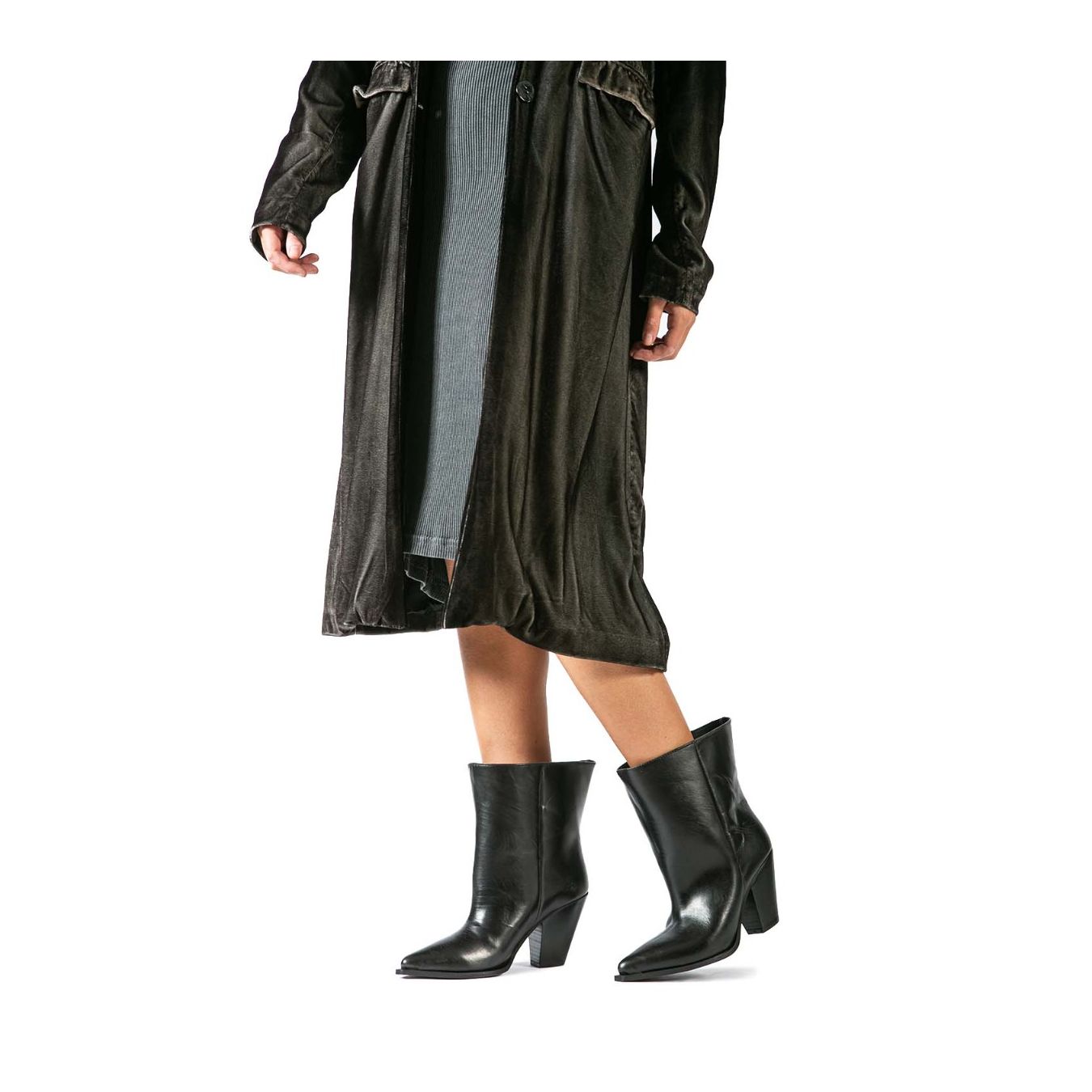 tronchetto tubo in pelle nera  indossato