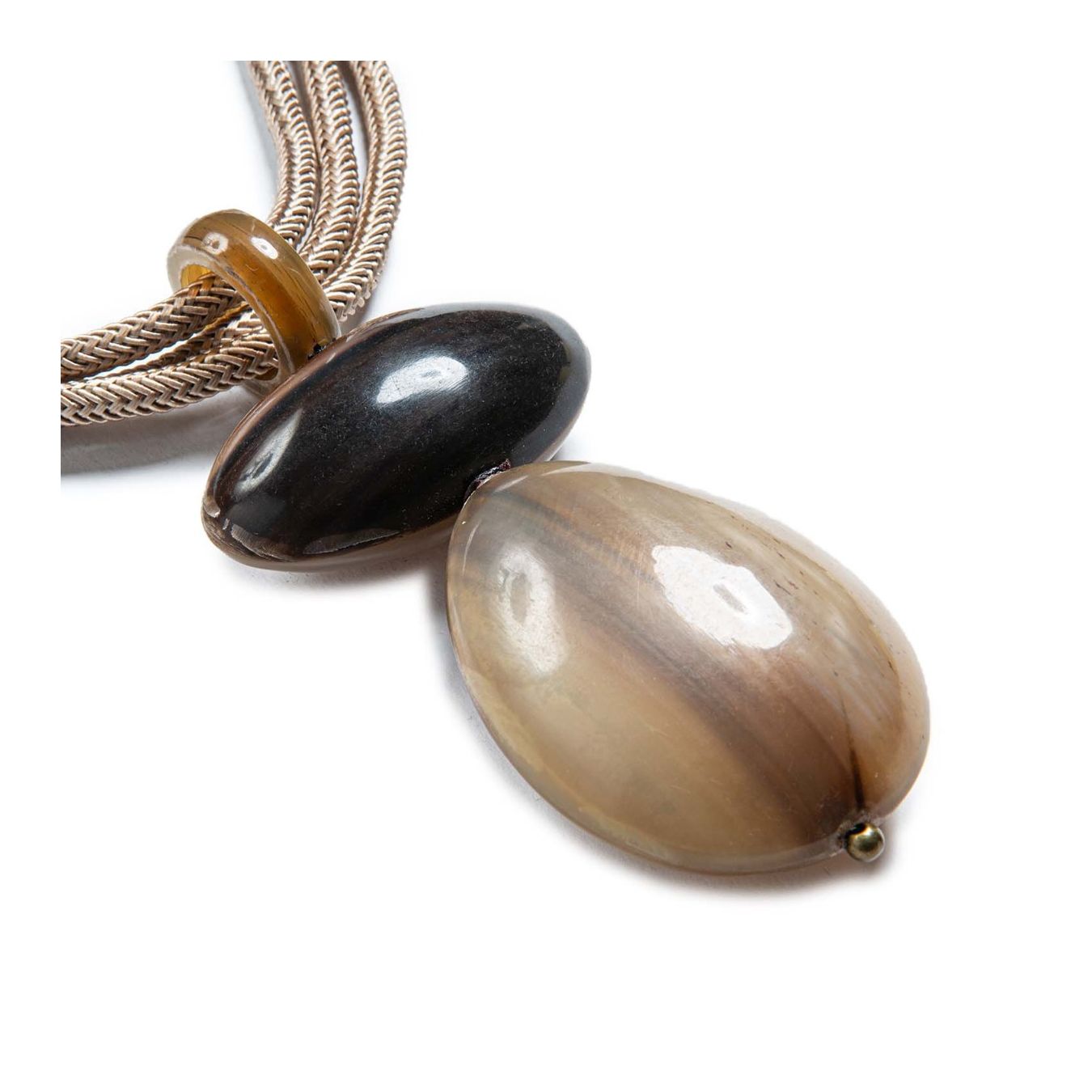 uma collana pendente a goccia oro dettaglio ciondolo osso e goccia