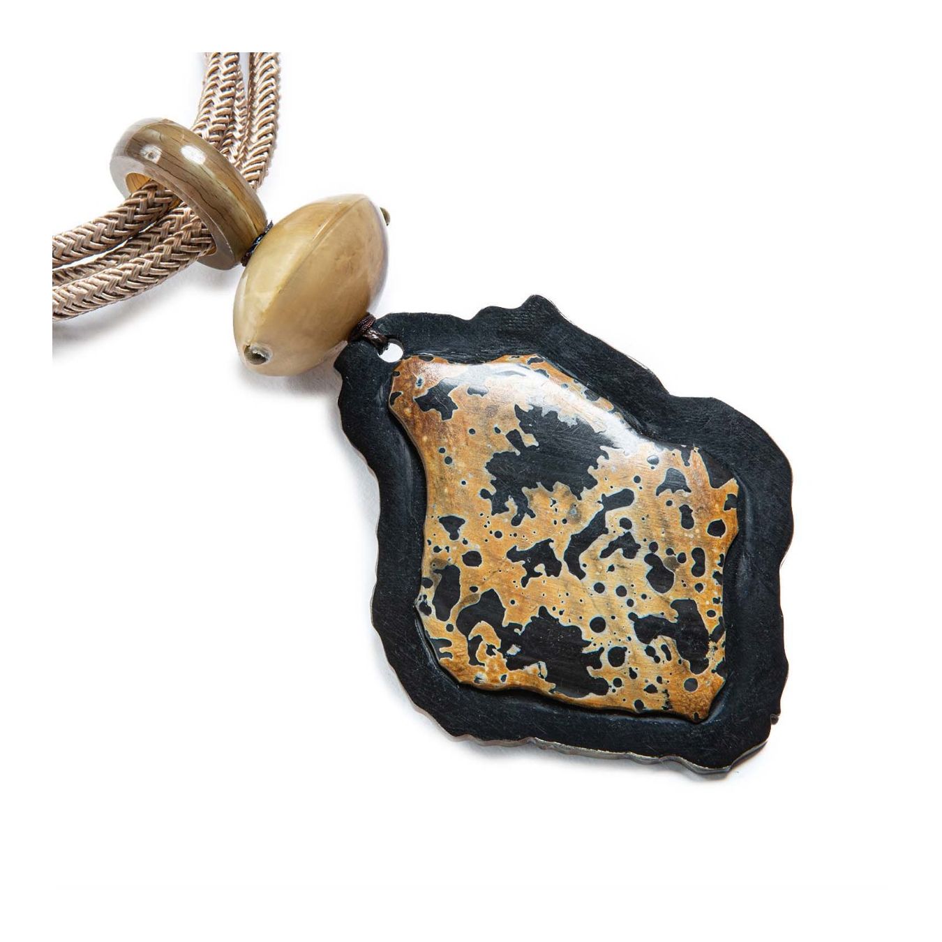 uma collana pendente bicolore a macchie 