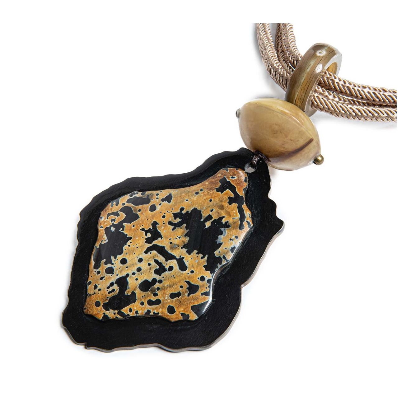 uma collana pendente bicolore a macchie nero e marrone