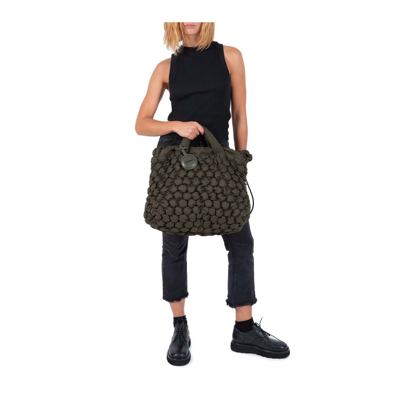 borsa zaino kaki indossato