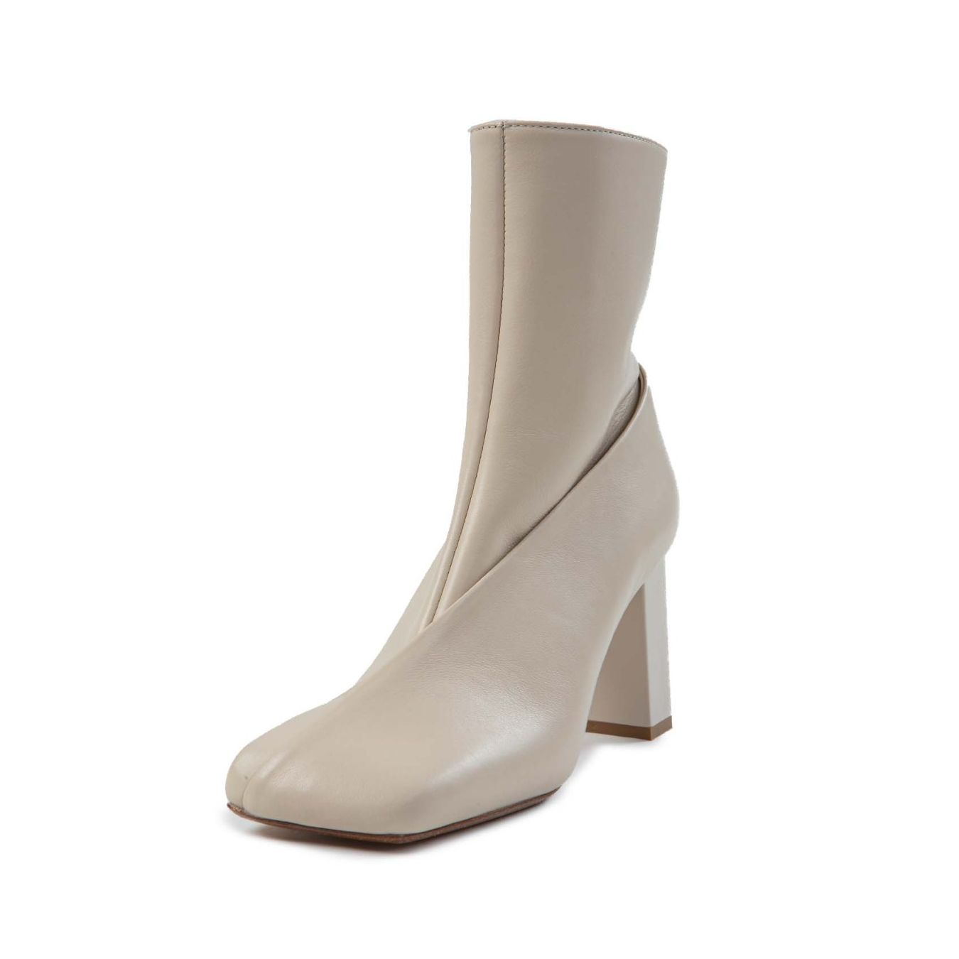 vic matie tronchetti in pelle grigio perla profilo