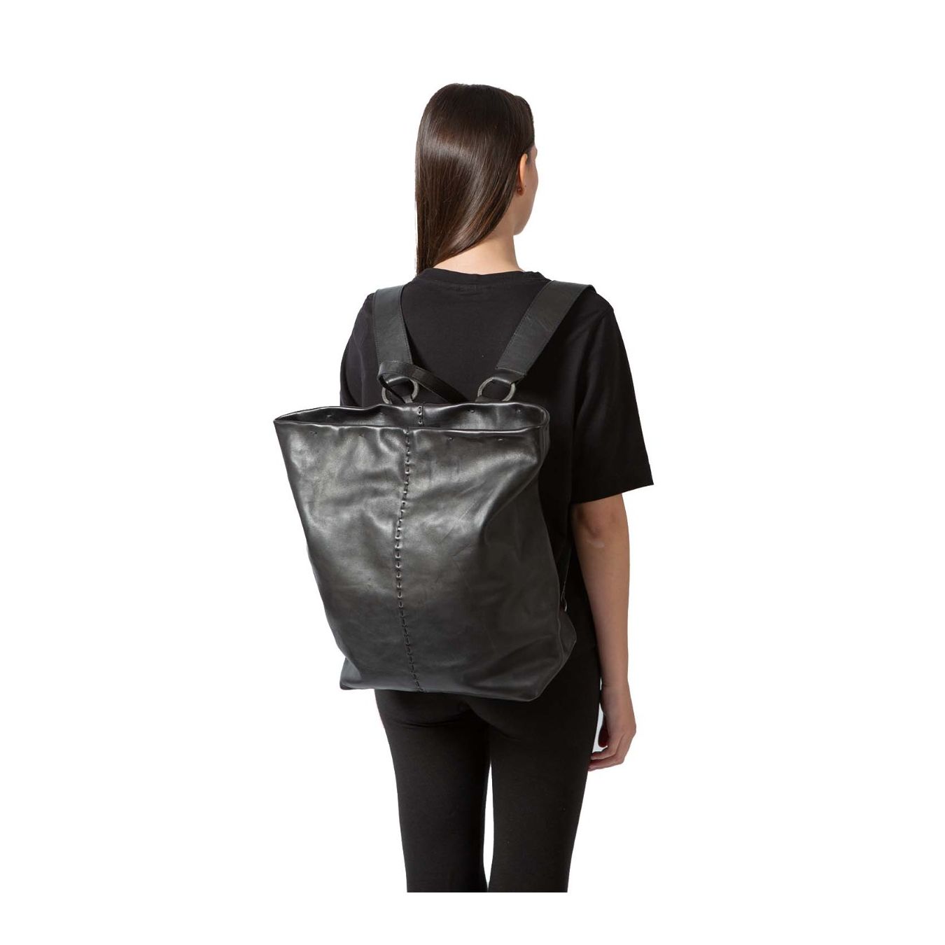 zaino SHIELD in pelle nera indossato