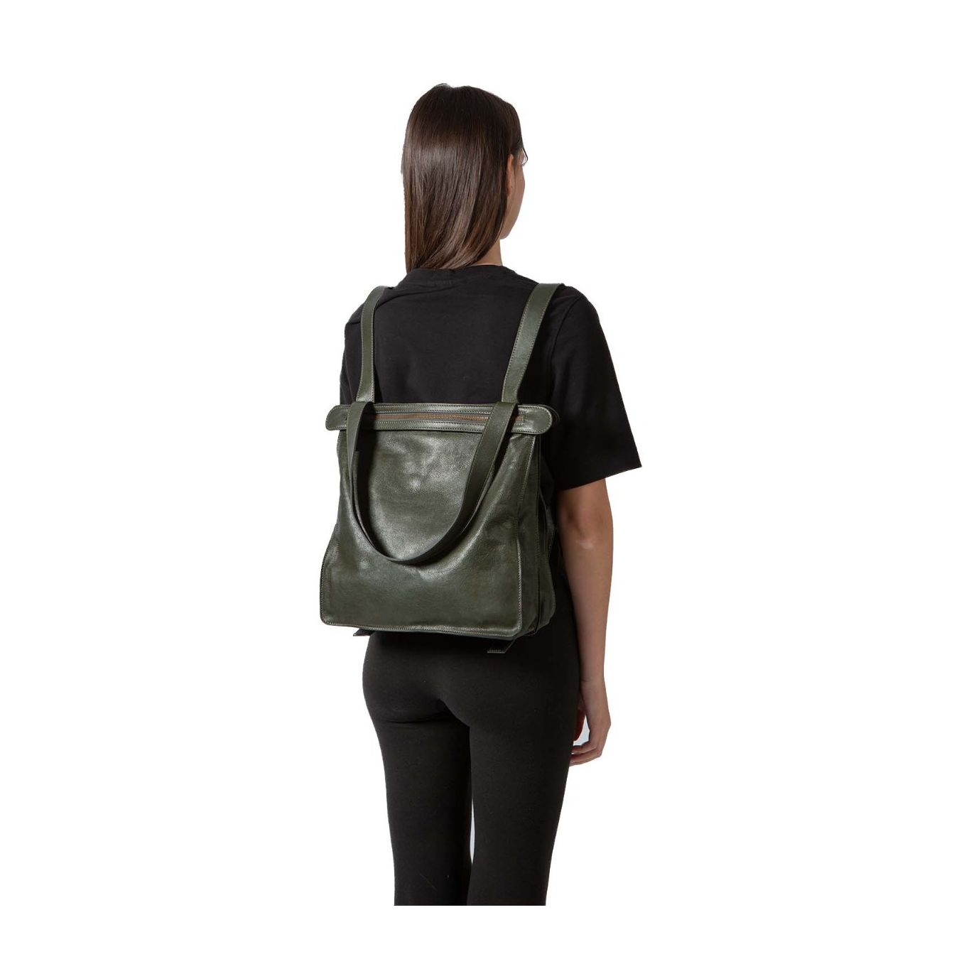 Zaino Quadrato Zoma Row Pelle Verde Foresta indossato