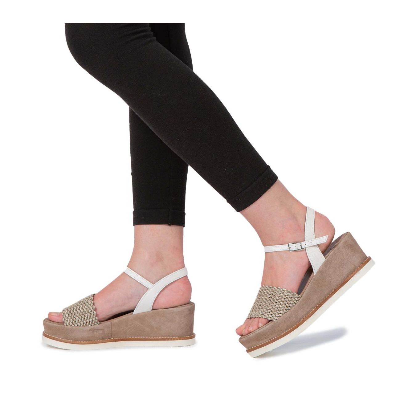 gianmarco sorelli zeppe JILXLG in camoscio beige indossate